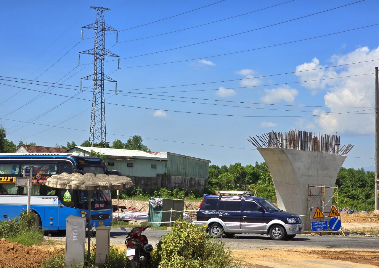 D&acirc;y điện giăng "mạng nhện" nơi thi c&ocirc;ng cầu vượt qua cao tốc H&ograve;a Li&ecirc;n - T&uacute;y Loan- Ảnh 3.