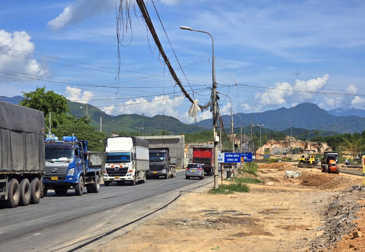 D&acirc;y điện giăng "mạng nhện" nơi thi c&ocirc;ng cầu vượt qua cao tốc H&ograve;a Li&ecirc;n - T&uacute;y Loan- Ảnh 4.