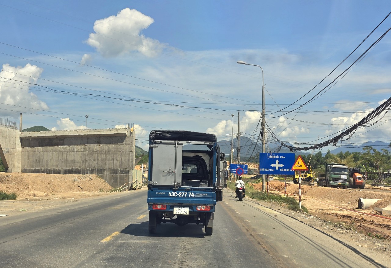 D&acirc;y điện giăng "mạng nhện" nơi thi c&ocirc;ng cầu vượt qua cao tốc H&ograve;a Li&ecirc;n - T&uacute;y Loan- Ảnh 5.