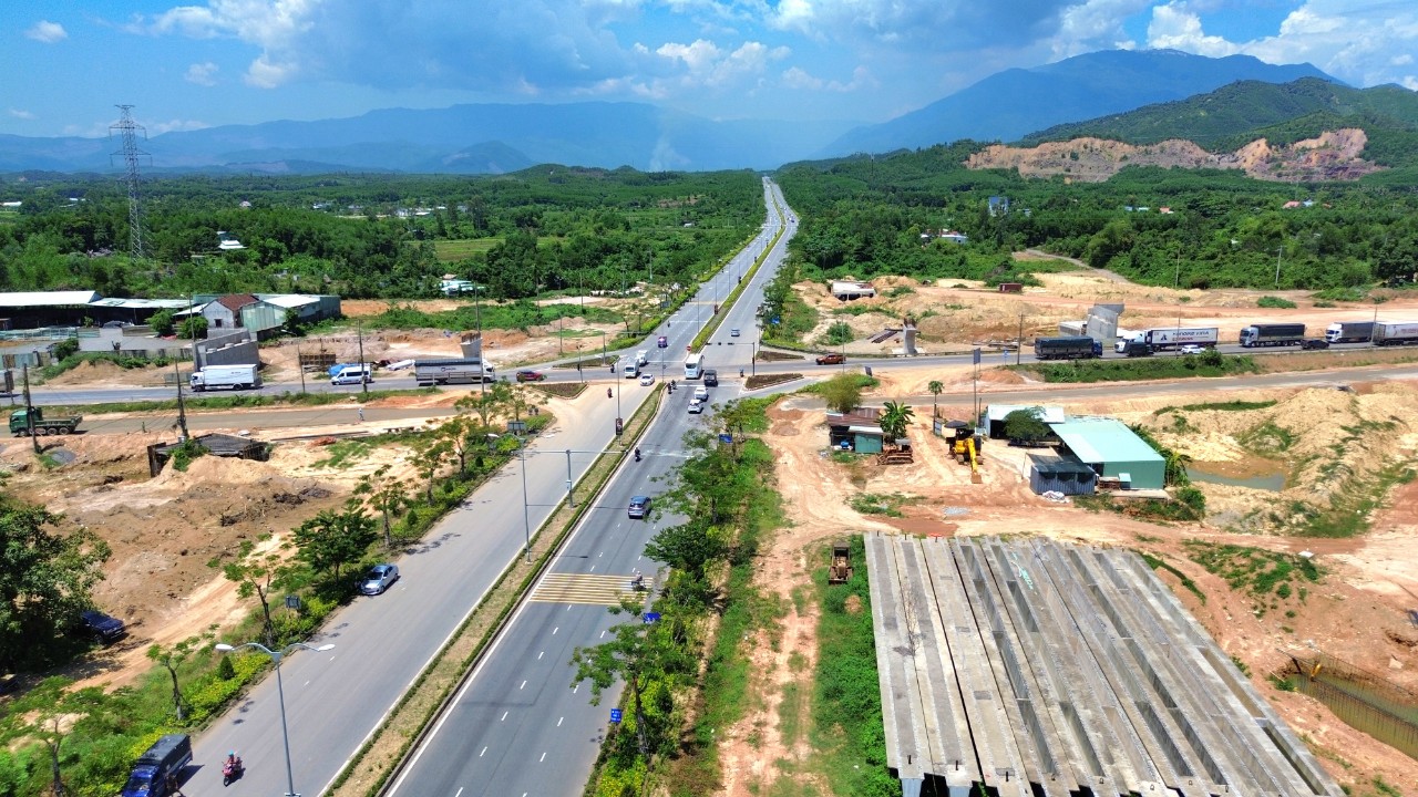 D&acirc;y điện giăng "mạng nhện" nơi thi c&ocirc;ng cầu vượt qua cao tốc H&ograve;a Li&ecirc;n - T&uacute;y Loan- Ảnh 6.