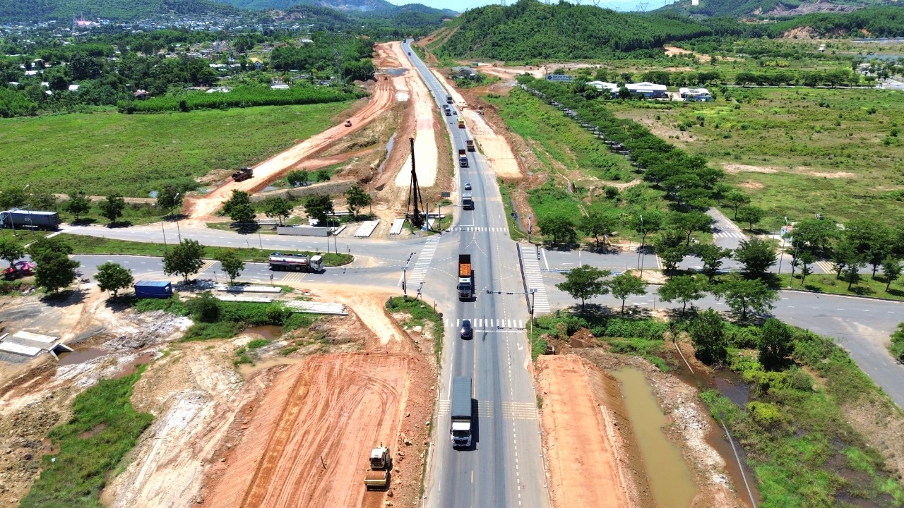 D&acirc;y điện giăng "mạng nhện" nơi thi c&ocirc;ng cầu vượt qua cao tốc H&ograve;a Li&ecirc;n - T&uacute;y Loan- Ảnh 8.