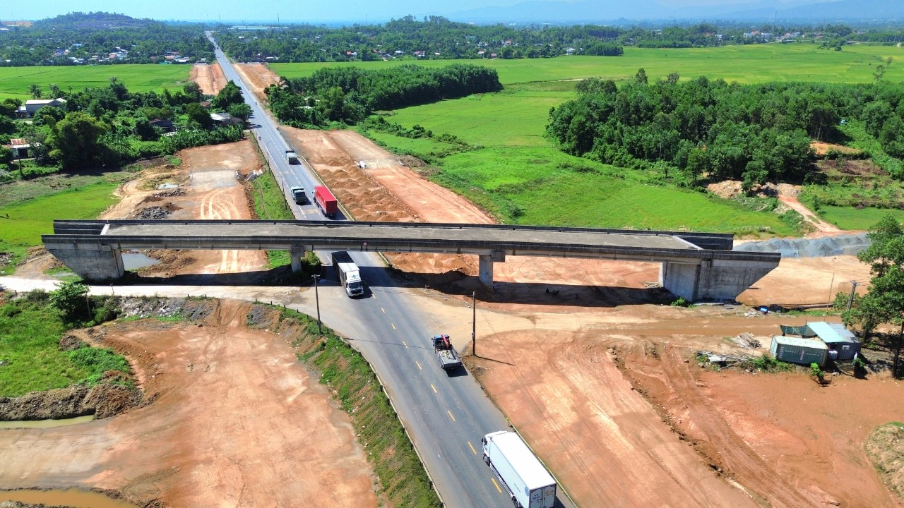 D&acirc;y điện giăng "mạng nhện" nơi thi c&ocirc;ng cầu vượt qua cao tốc H&ograve;a Li&ecirc;n - T&uacute;y Loan- Ảnh 9.