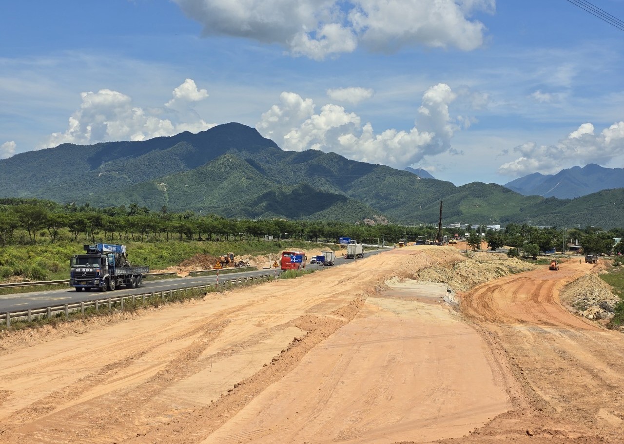 D&acirc;y điện giăng "mạng nhện" nơi thi c&ocirc;ng cầu vượt qua cao tốc H&ograve;a Li&ecirc;n - T&uacute;y Loan- Ảnh 10.
