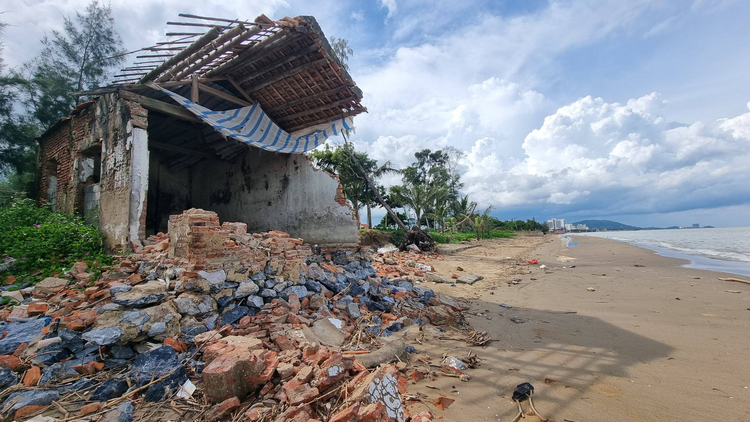 H&igrave;nh ảnh biển đe dọa "nuốt" đường v&agrave; nh&agrave; ở Thanh H&oacute;a- Ảnh 14.