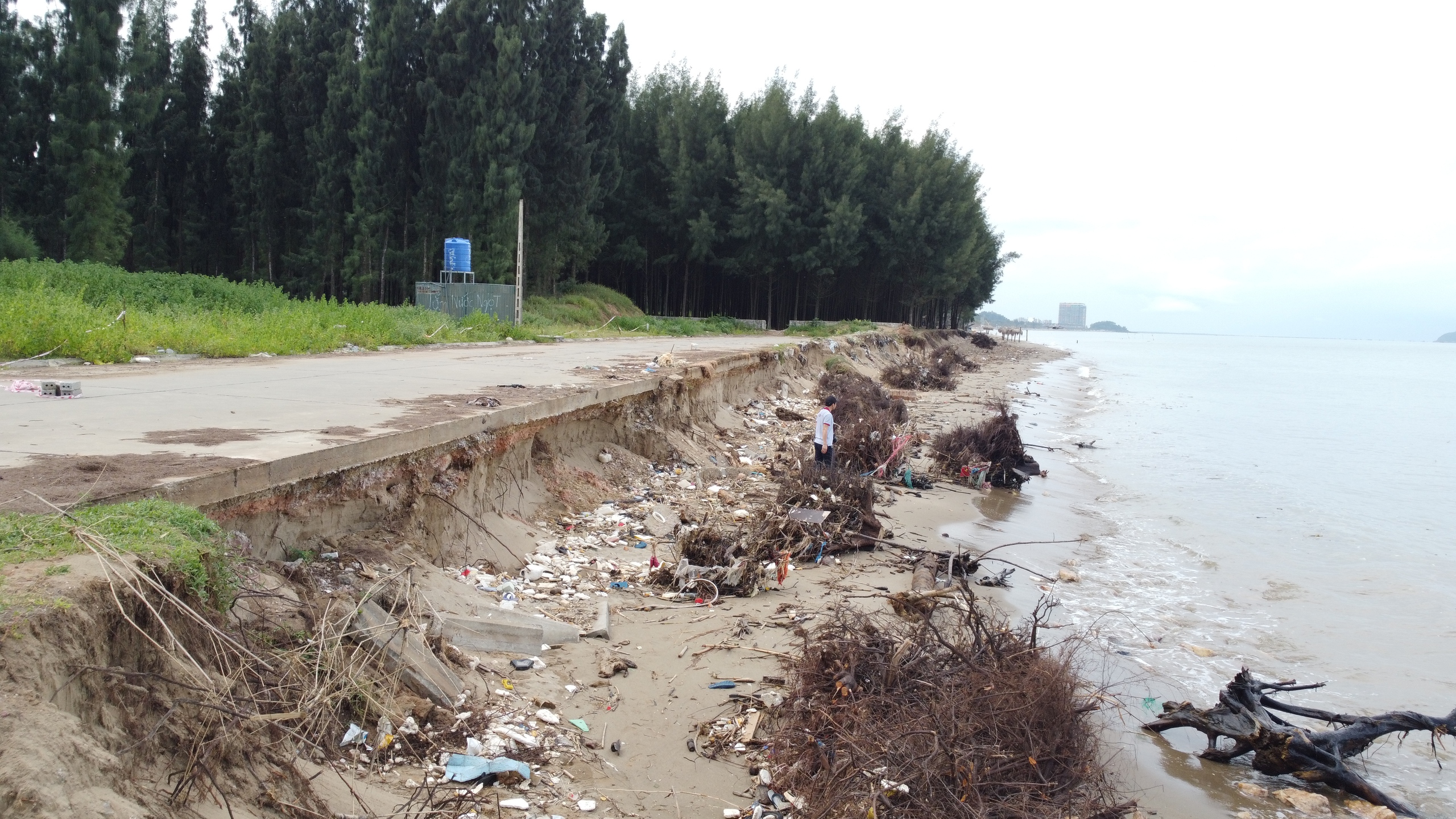 H&igrave;nh ảnh biển đe dọa "nuốt" đường v&agrave; nh&agrave; ở Thanh H&oacute;a- Ảnh 6.