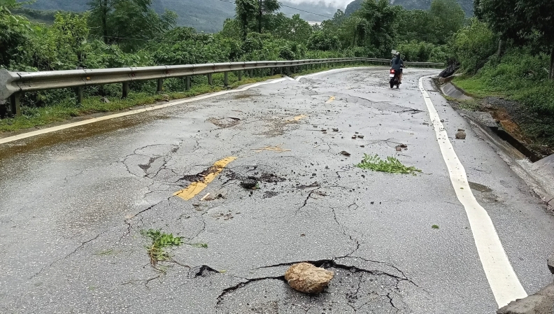 Nhiều đoạn tuyến giao thông miền núi Thanh Hóa bị sạt lở- Ảnh 2. Nhiều đoạn tuyến giao thông miền núi Thanh Hóa bị sạt lở- Ảnh 2.