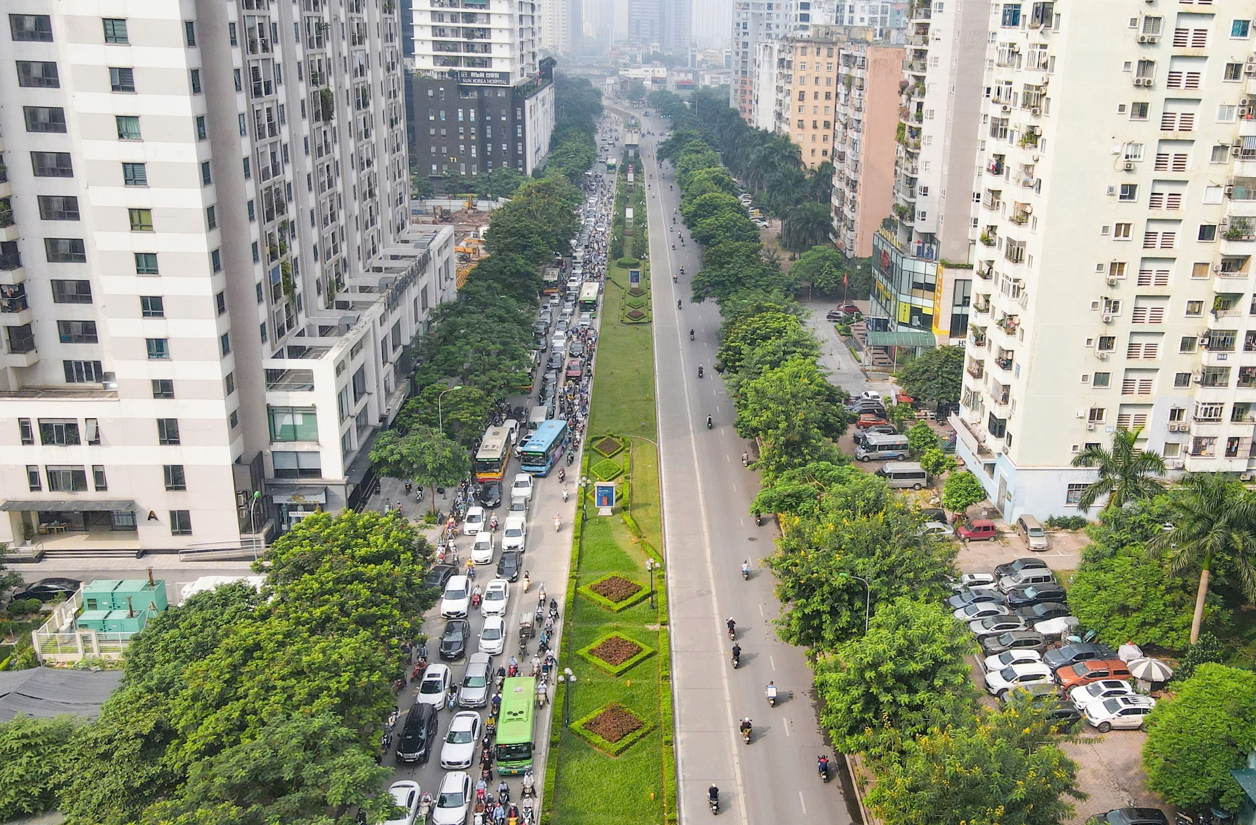 Hà Nội sắp chi gần 225 tỷ đồng xén dải phân cách, vỉa hè- Ảnh 1. Hà Nội sắp chi gần 225 tỷ đồng xén dải phân cách, vỉa hè- Ảnh 1.