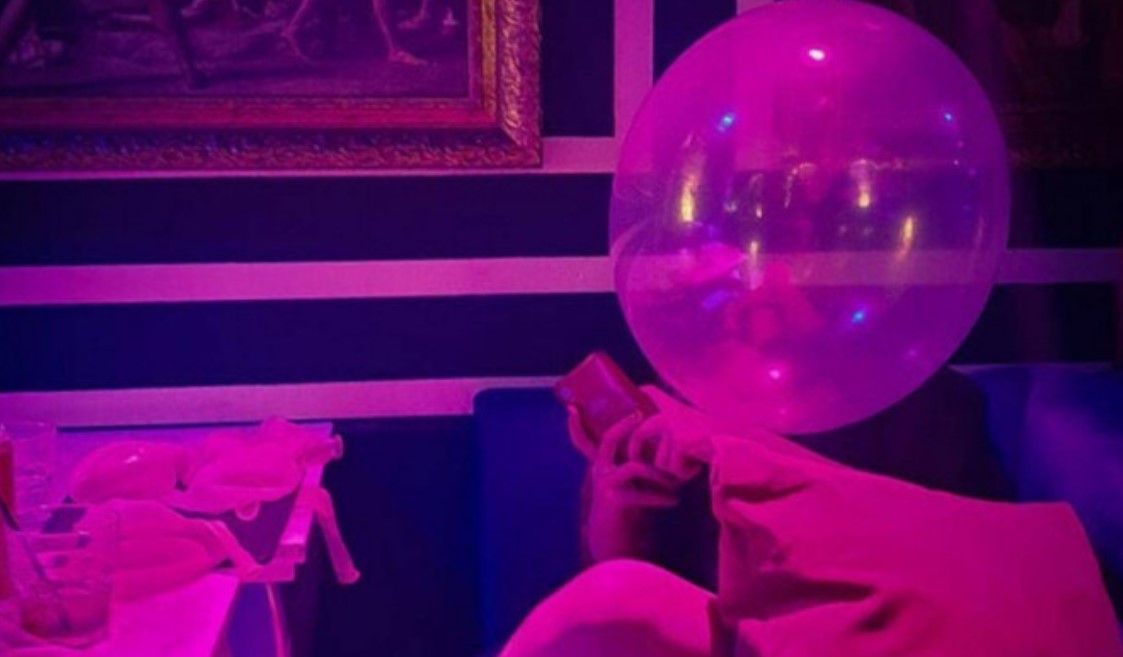 Nữ sinh liệt 2 ch&acirc;n sau khi h&iacute;t 15 quả b&oacute;ng cười- Ảnh 1.