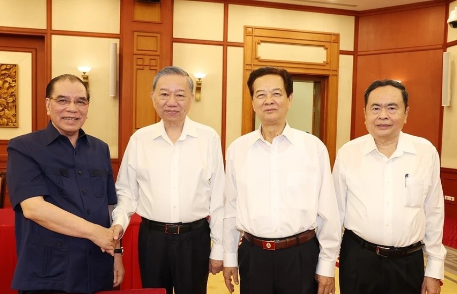 Bộ Ch&iacute;nh trị gặp mặt l&atilde;nh đạo, nguy&ecirc;n l&atilde;nh đạo Đảng, Nh&agrave; nước- Ảnh 2.