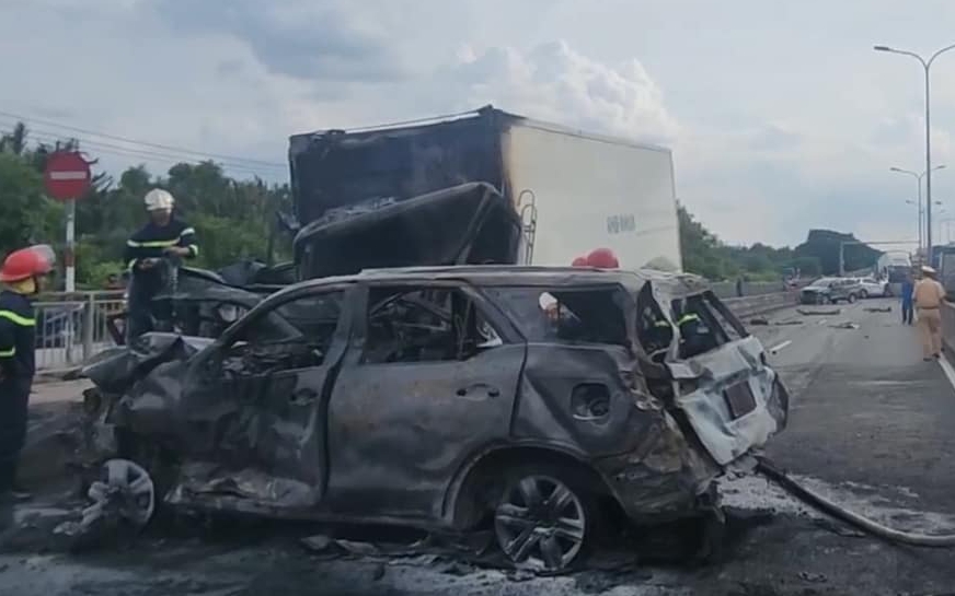 Nửa đêm đang ngủ bị xe tải tông sập nhà- Ảnh 3. Vụ tai nạn liên hoàn trên cầu Phú Mỹ: Xe tải chở quá tải trọng 50%