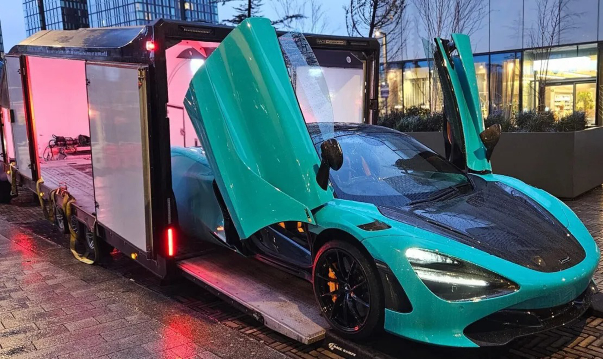 Giới si&ecirc;u gi&agrave;u vung tiền mang si&ecirc;u xe đi khắp thế giới- Ảnh 3.