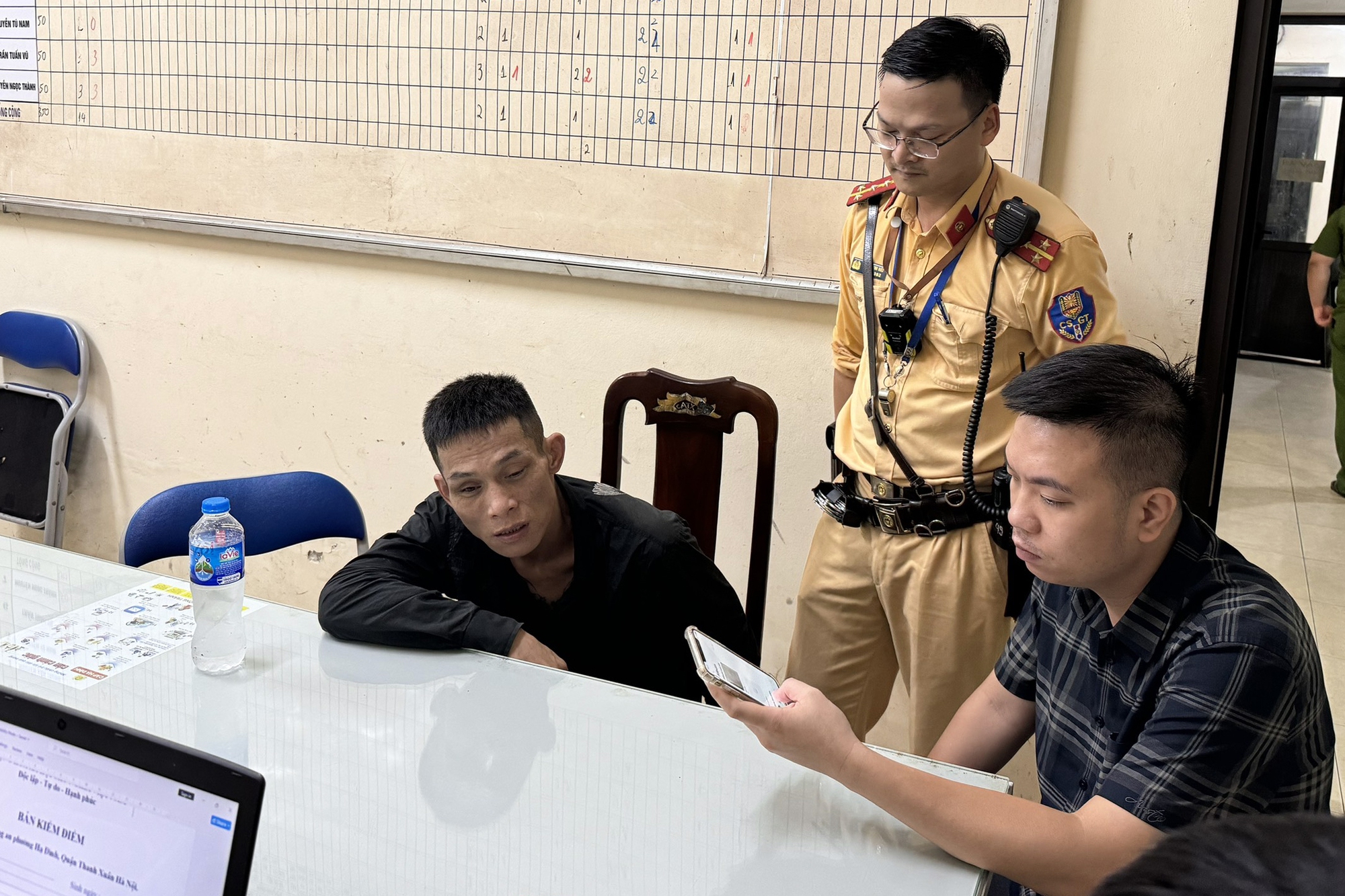 CSGT quật ng&atilde; nghi can trộm xe m&aacute;y tr&ecirc;n đường phố H&agrave; Nội- Ảnh 1.