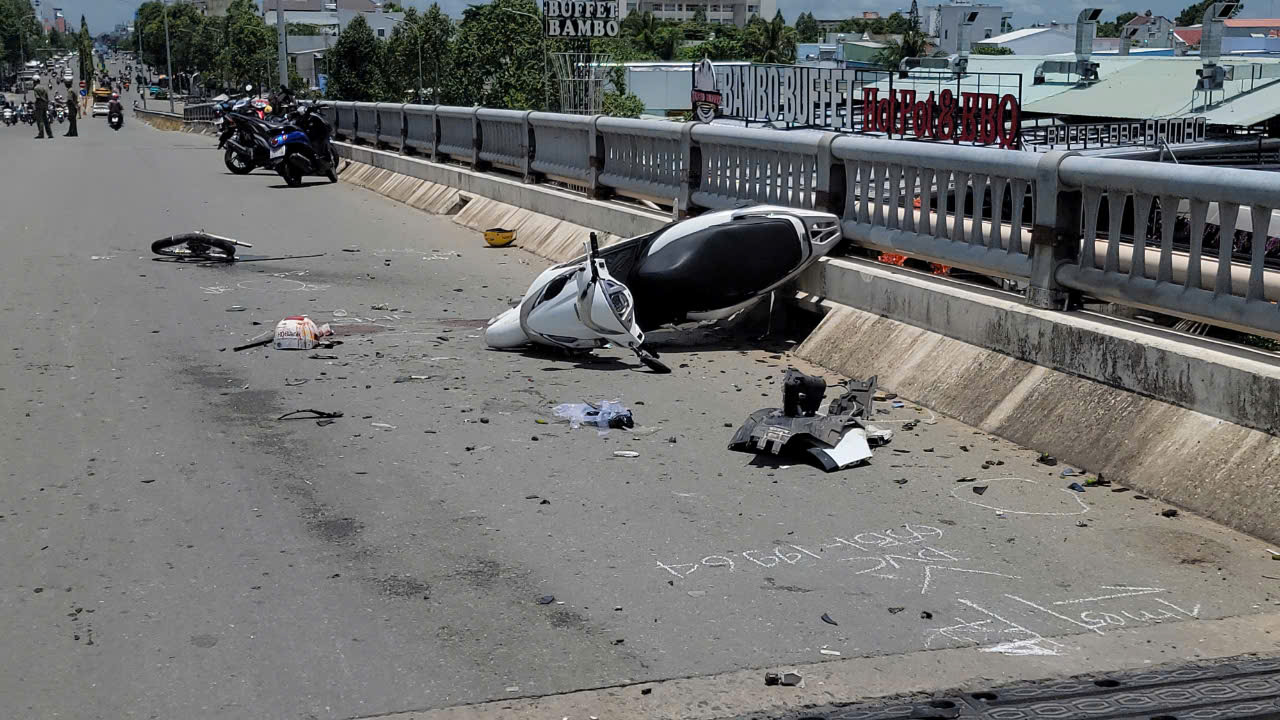 Cần Thơ: &Ocirc; t&ocirc; con h&uacute;c 3 xe m&aacute;y nằm la liệt tr&ecirc;n cầu Cồn Khương- Ảnh 4.