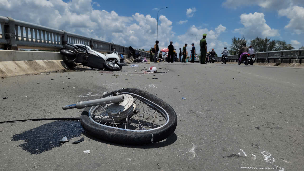 Cần Thơ: &Ocirc; t&ocirc; con h&uacute;c 3 xe m&aacute;y nằm la liệt tr&ecirc;n cầu Cồn Khương- Ảnh 5.