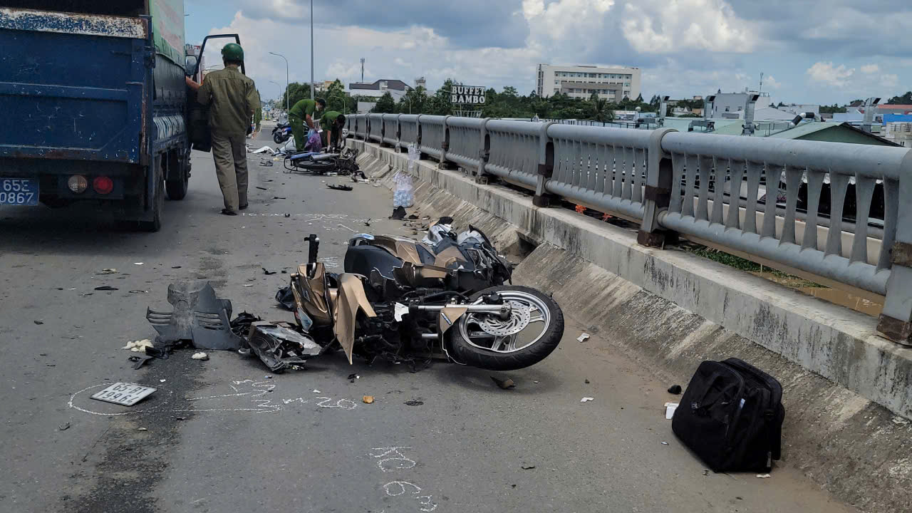 Cần Thơ: &Ocirc; t&ocirc; con h&uacute;c 3 xe m&aacute;y nằm la liệt tr&ecirc;n cầu Cồn Khương- Ảnh 3.