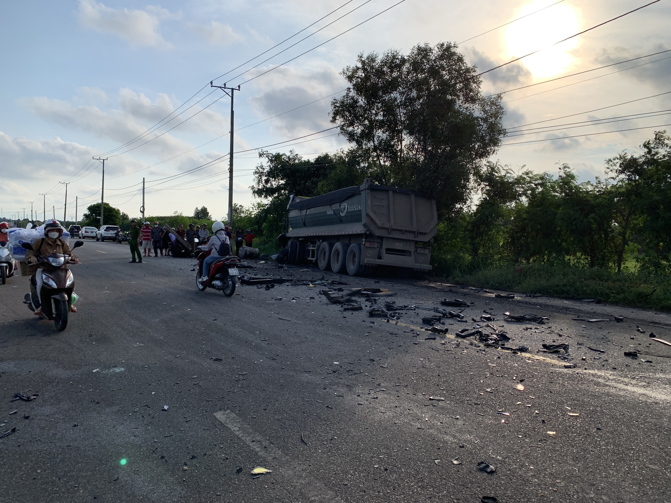 Va chạm với xe ben, tài xế xe con văng khỏi ghế lái tử vong- Ảnh 6. Va chạm với xe ben, tài xế xe con văng khỏi ghế lái tử vong- Ảnh 6.