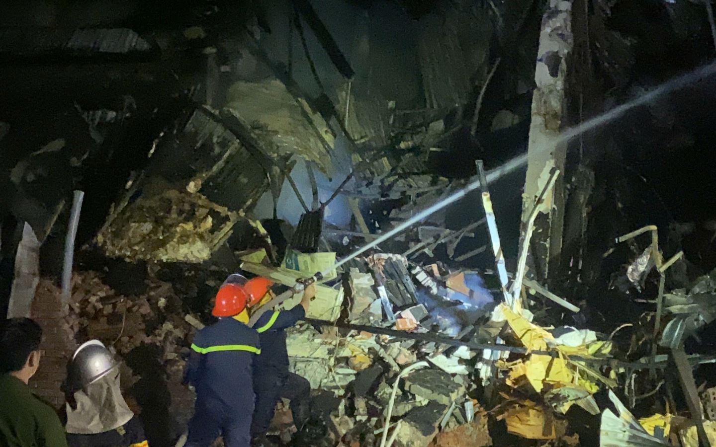 Đ&atilde; khống chế đ&aacute;m ch&aacute;y ở Ph&oacute; Đức Ch&iacute;nh, 2 chiến sỹ PCCC bị thương