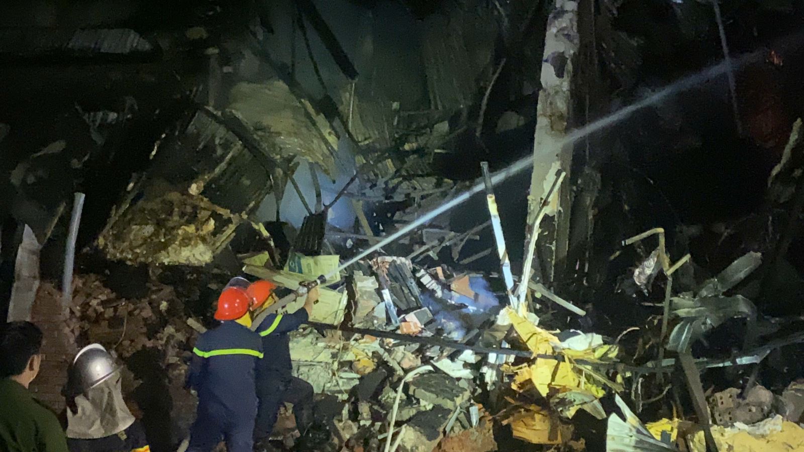 Đ&atilde; khống chế đ&aacute;m ch&aacute;y ở Ph&oacute; Đức Ch&iacute;nh, 2 chiến sỹ PCCC bị thương- Ảnh 1.