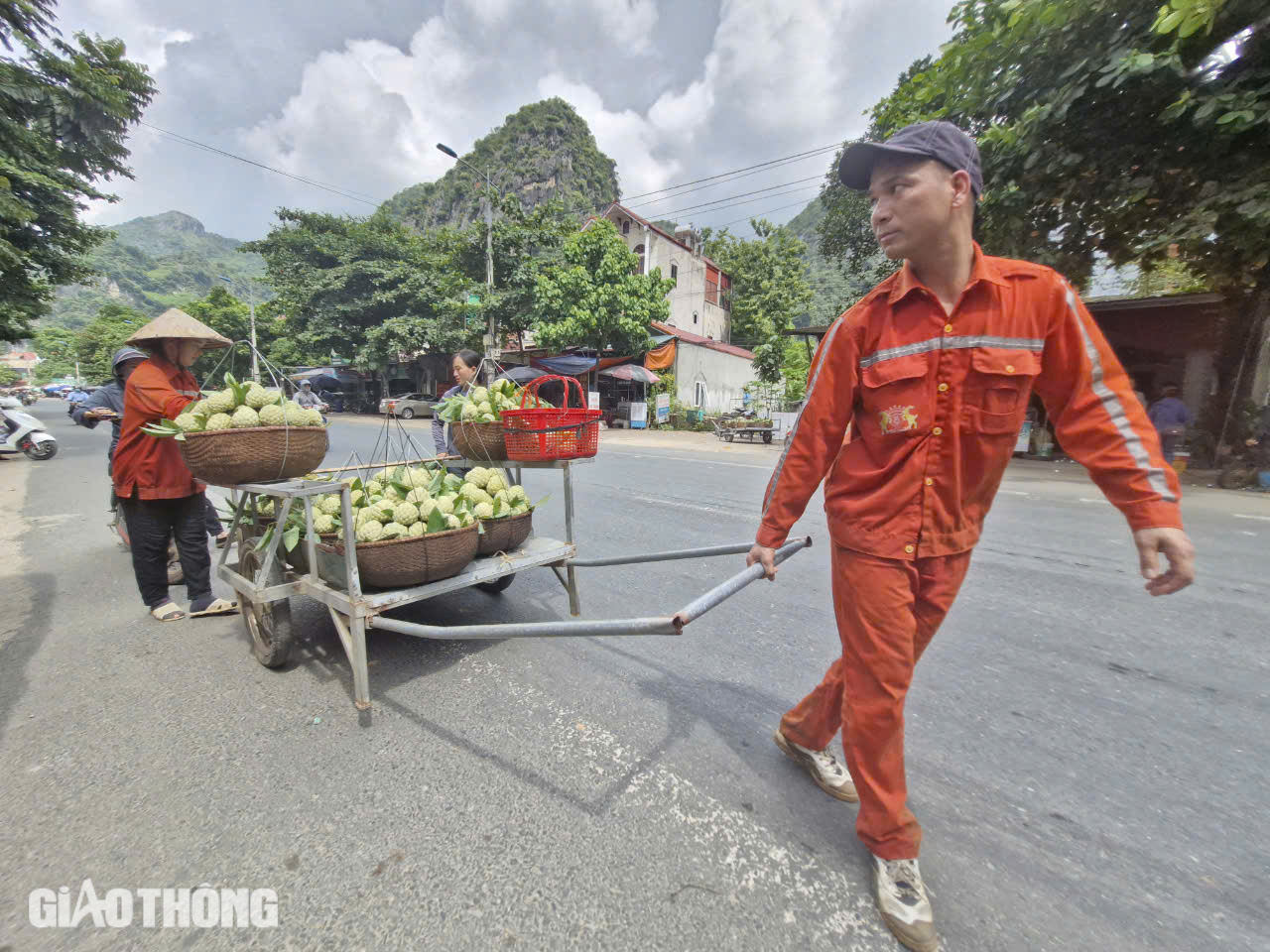 Tận thấy na "ngồi" th&uacute;ng, "đi" r&ograve;ng rọc từ n&uacute;i đ&aacute; xuống chợ ở Lạng Sơn- Ảnh 16.