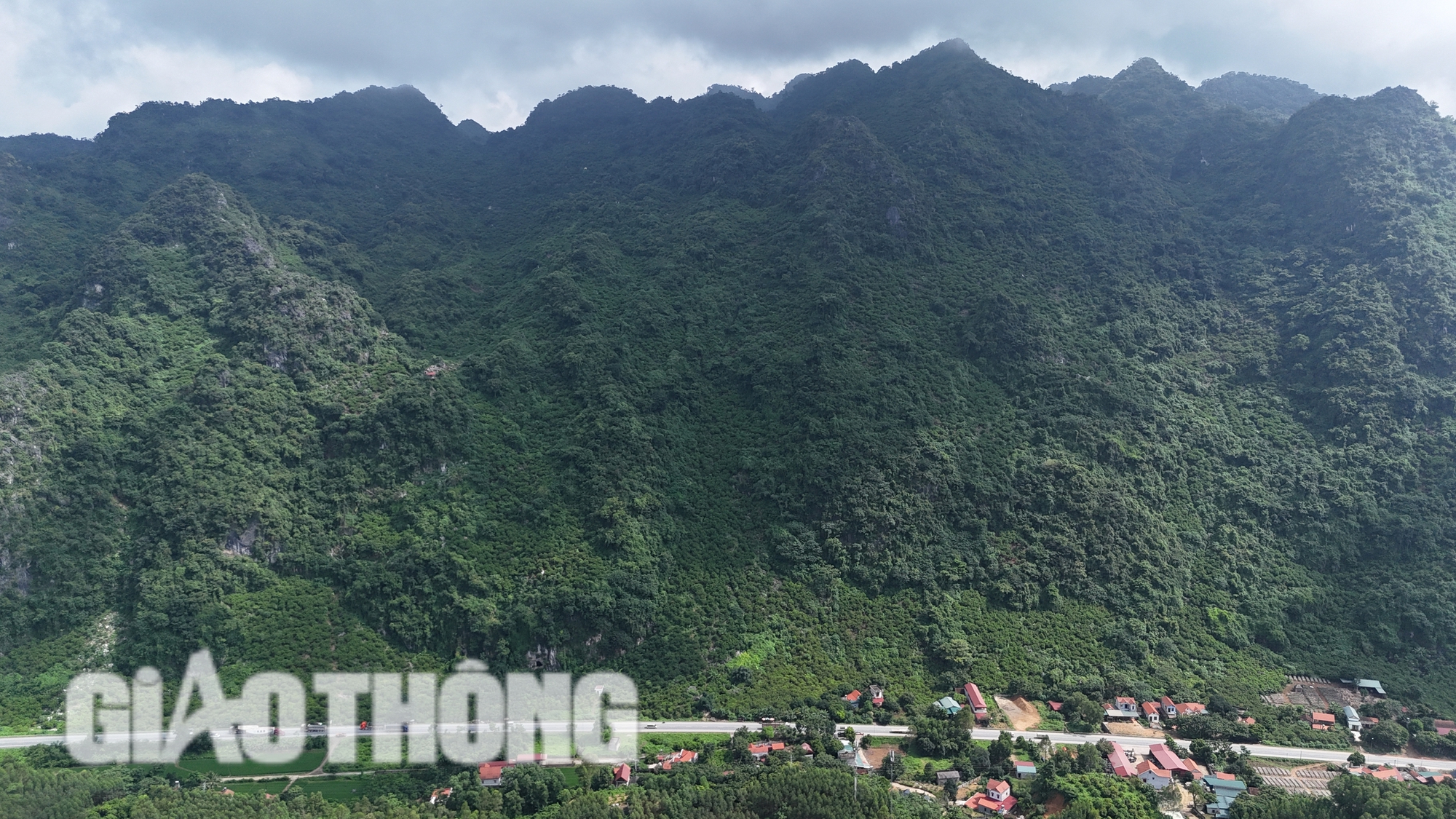 Tận thấy na "ngồi" th&uacute;ng, "đi" r&ograve;ng rọc từ n&uacute;i đ&aacute; xuống chợ ở Lạng Sơn- Ảnh 26.