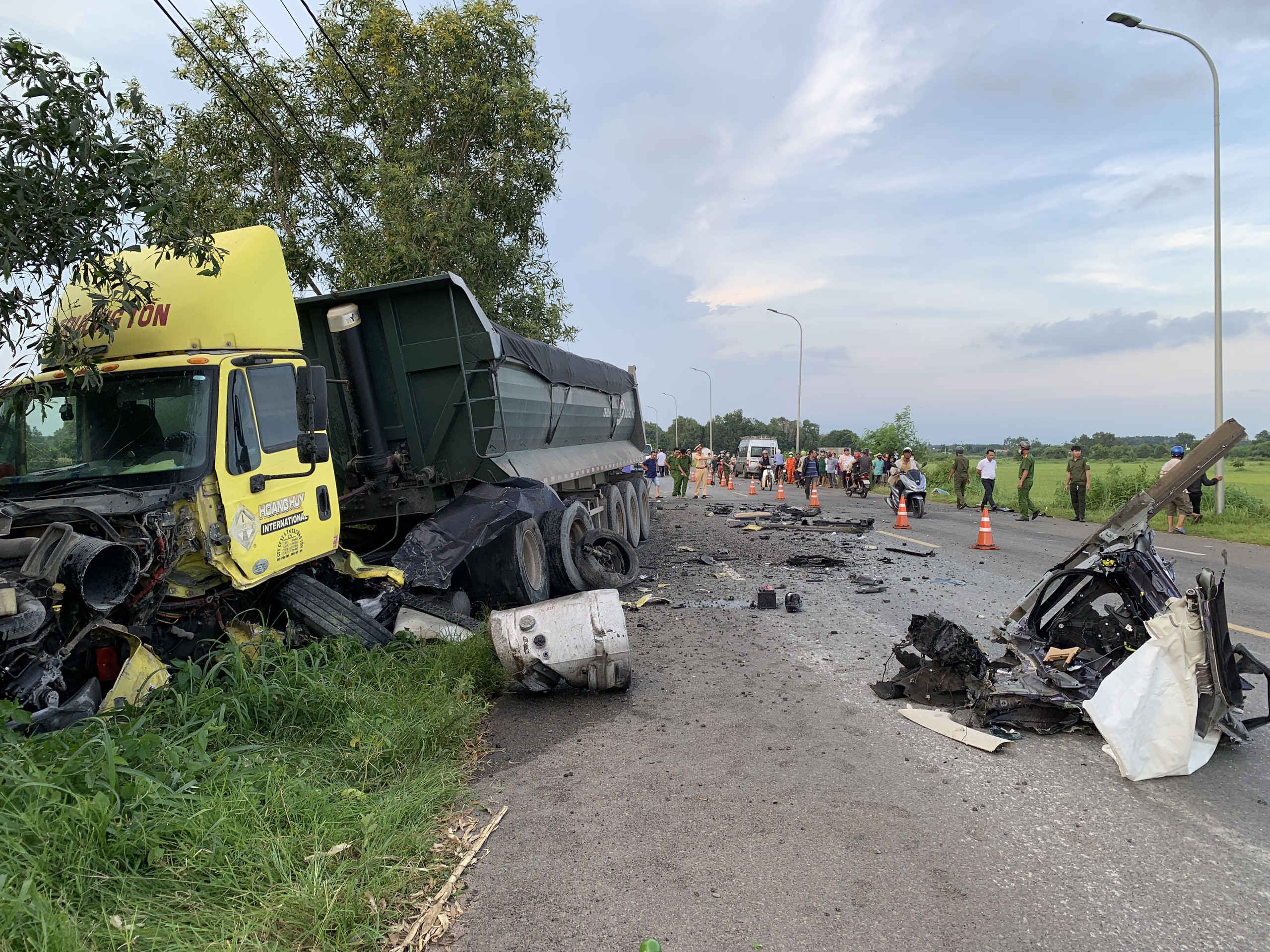 Va chạm với xe ben, tài xế xe con văng khỏi ghế lái tử vong- Ảnh 4. Va chạm với xe ben, tài xế xe con văng khỏi ghế lái tử vong- Ảnh 4.