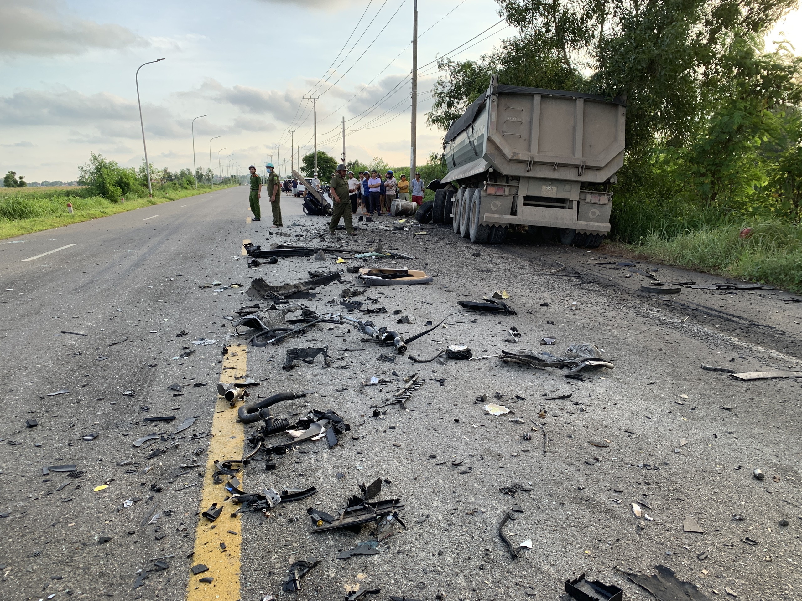 Va chạm với xe ben, tài xế xe con văng khỏi ghế lái tử vong- Ảnh 1. Va chạm với xe ben, tài xế xe con văng khỏi ghế lái tử vong- Ảnh 1.