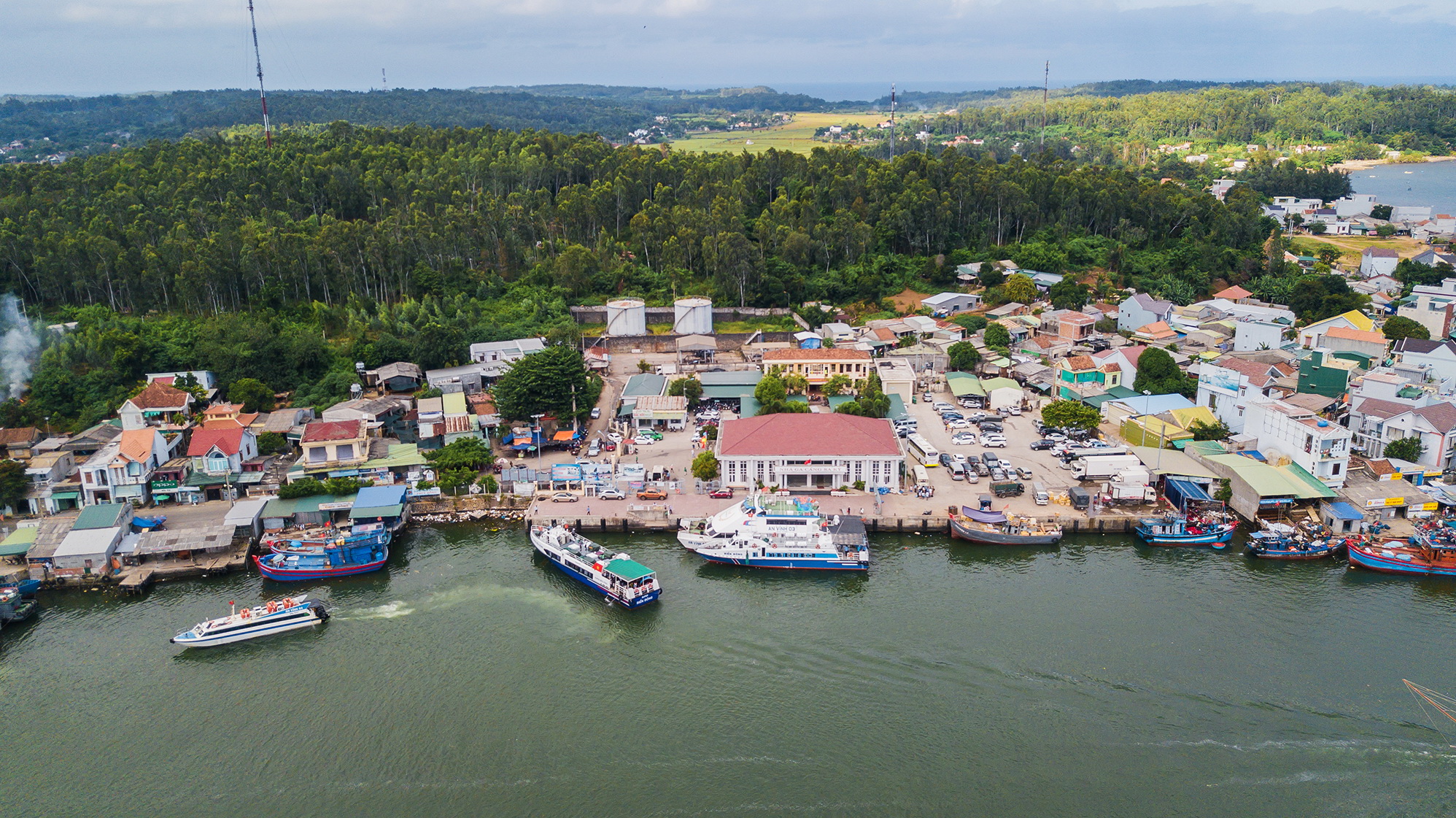 Nạo v&eacute;t hơn 125 ngh&igrave;n m3 b&ugrave;n đất th&ocirc;ng luồng cảng Sa Kỳ- Ảnh 1.