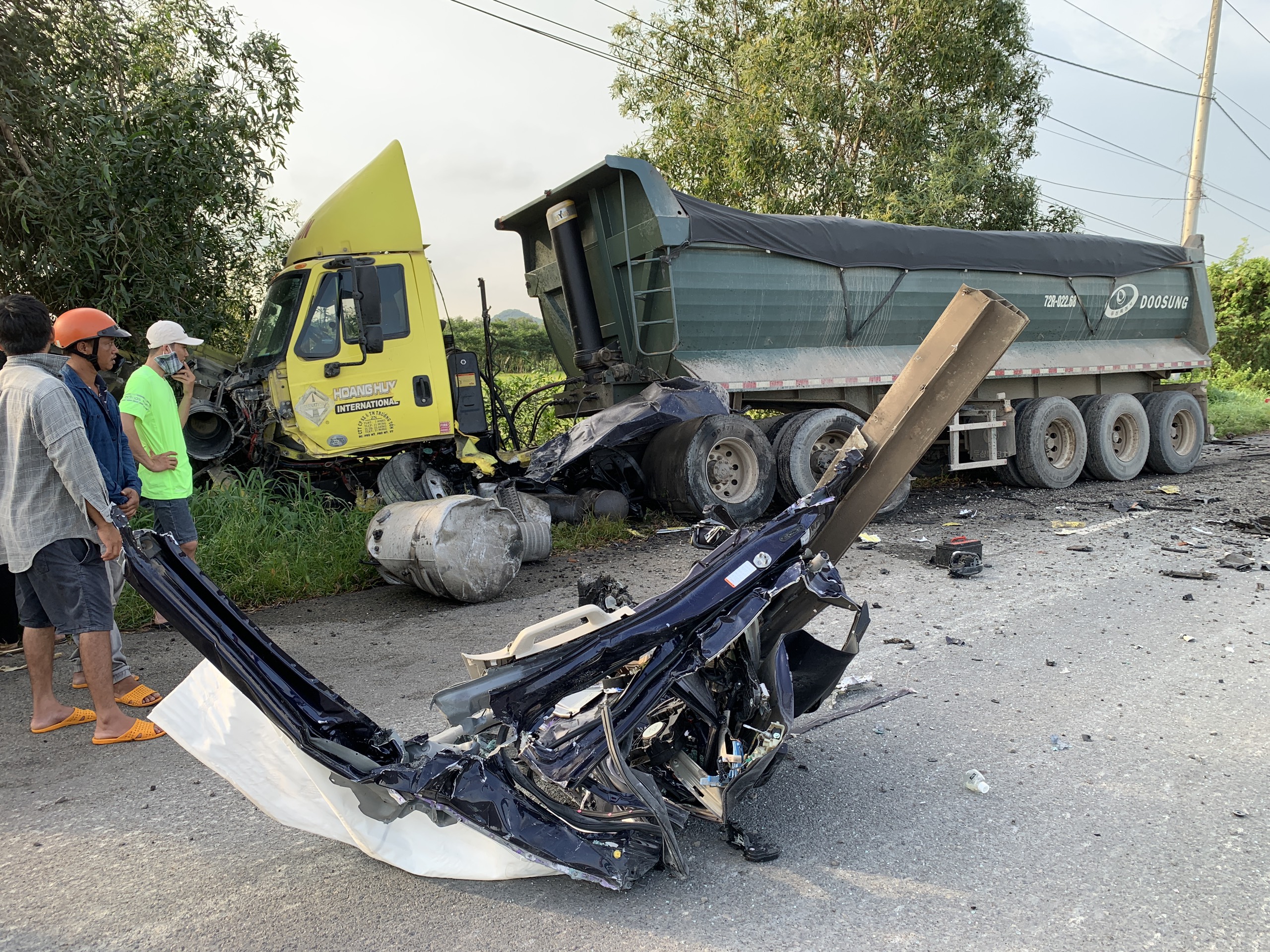 Va chạm với xe ben, tài xế xe con văng khỏi ghế lái tử vong- Ảnh 3. Va chạm với xe ben, tài xế xe con văng khỏi ghế lái tử vong- Ảnh 3.