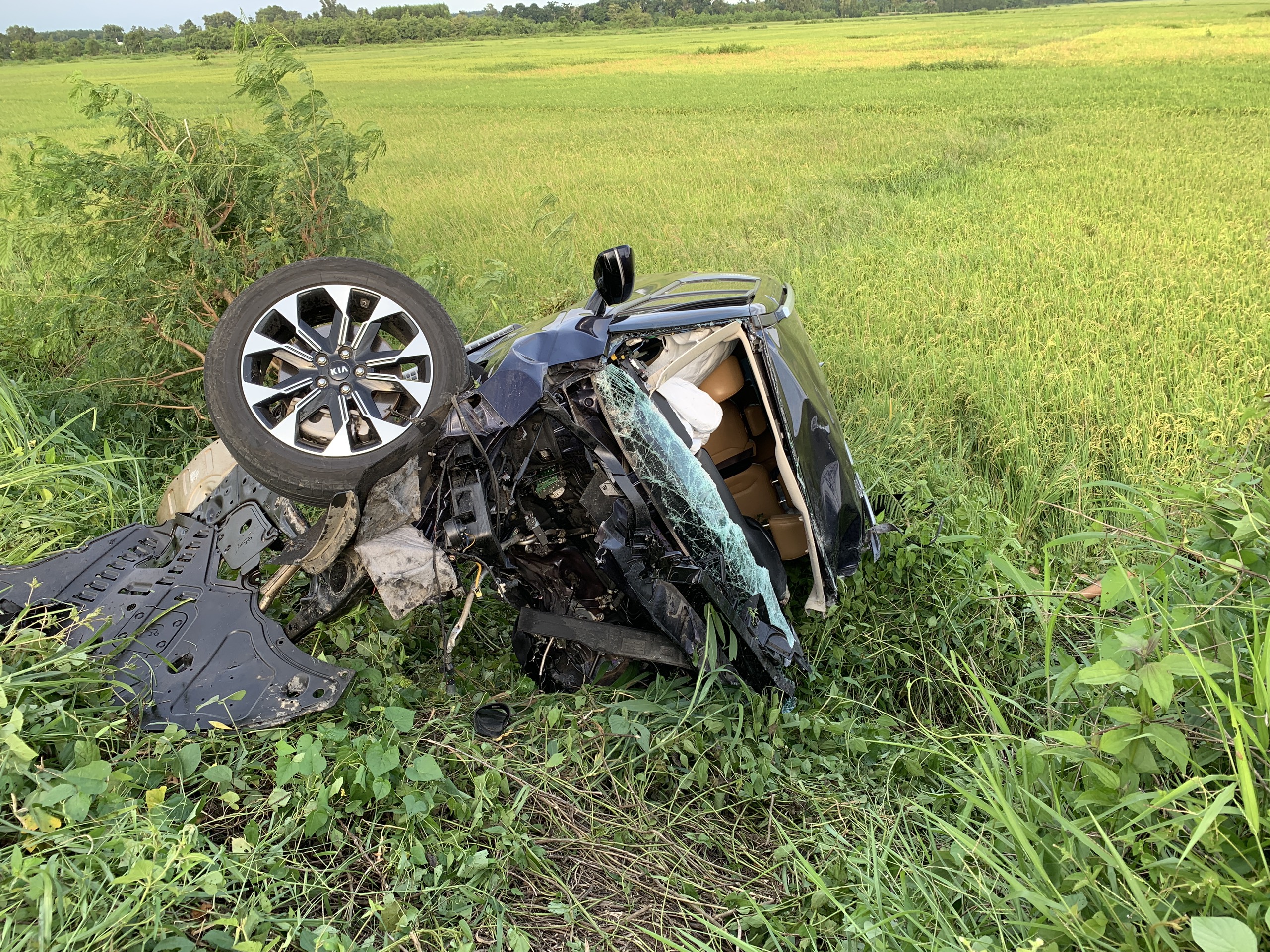 Va chạm với xe ben, tài xế xe con văng khỏi ghế lái tử vong- Ảnh 5. Va chạm với xe ben, tài xế xe con văng khỏi ghế lái tử vong- Ảnh 5.