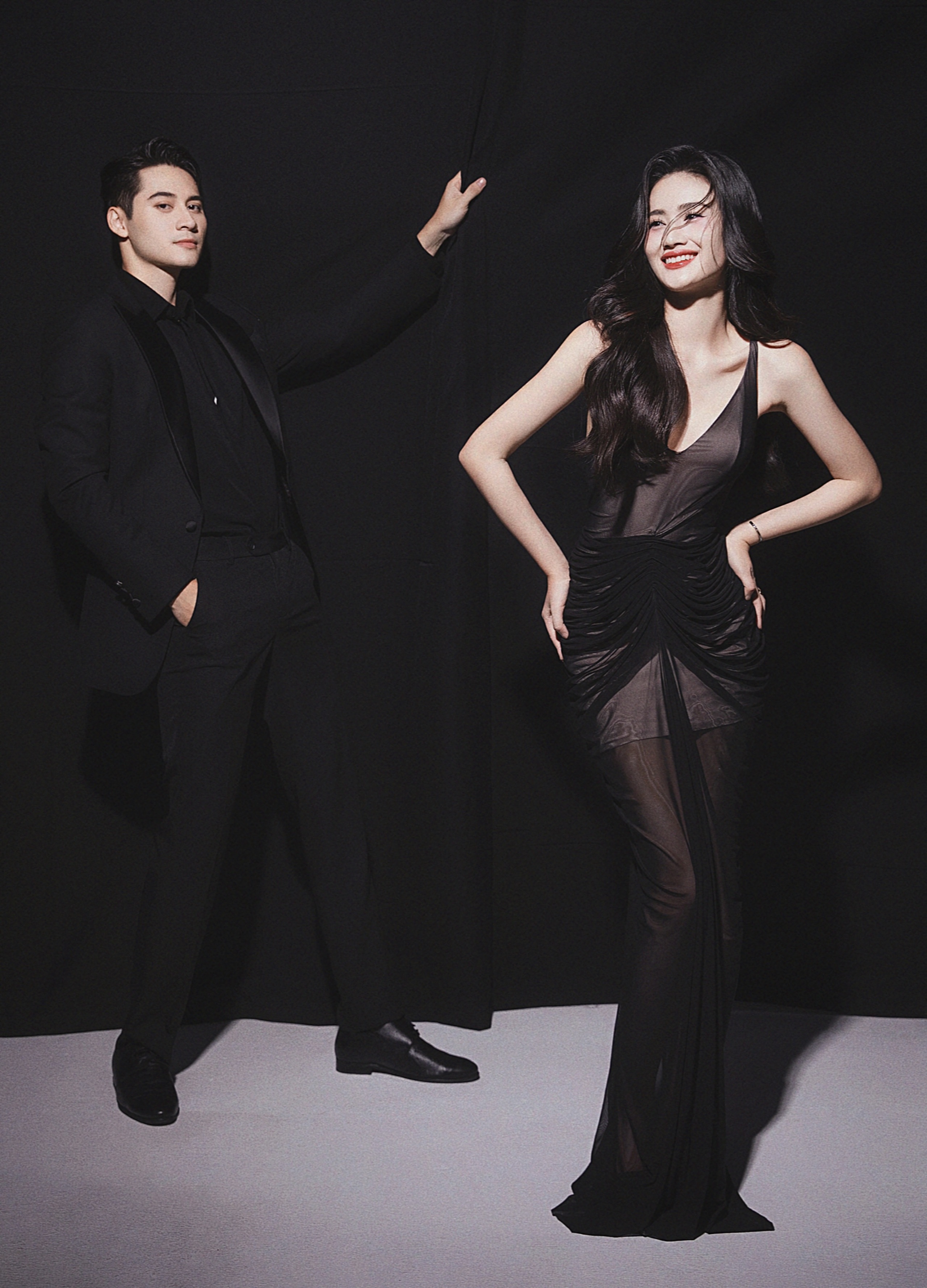 Đọ nhan sắc, vóc dáng của nam vương và Hoa hậu Thế giới Việt Nam khi đứng chung khung hình- Ảnh 4. Đọ nhan sắc, vóc dáng của nam vương và Hoa hậu Thế giới Việt Nam khi đứng chung khung hình- Ảnh 4.