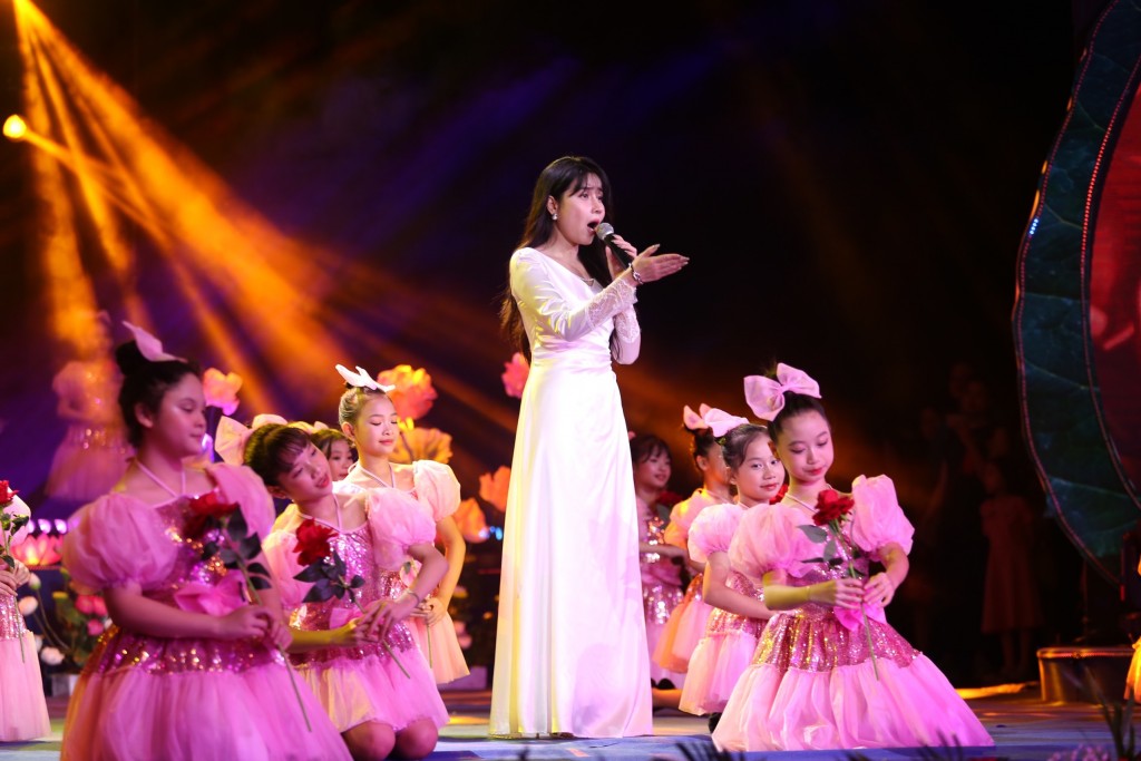 "Ơn nghĩa sinh th&agrave;nh 2024": Vỡ o&agrave; x&uacute;c động, ấm &aacute;p l&ograve;ng tri &acirc;n- Ảnh 3.