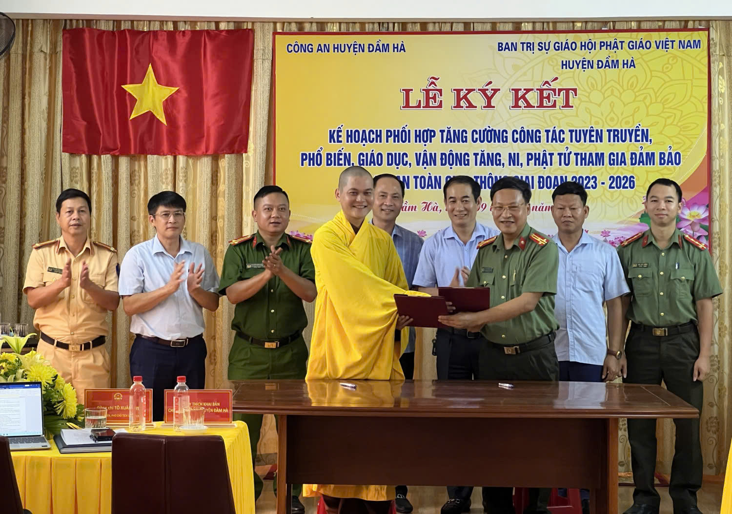Quảng Ninh "phủ s&oacute;ng" an to&agrave;n giao th&ocirc;ng đến c&aacute;c tăng ni, phật tử- Ảnh 3.