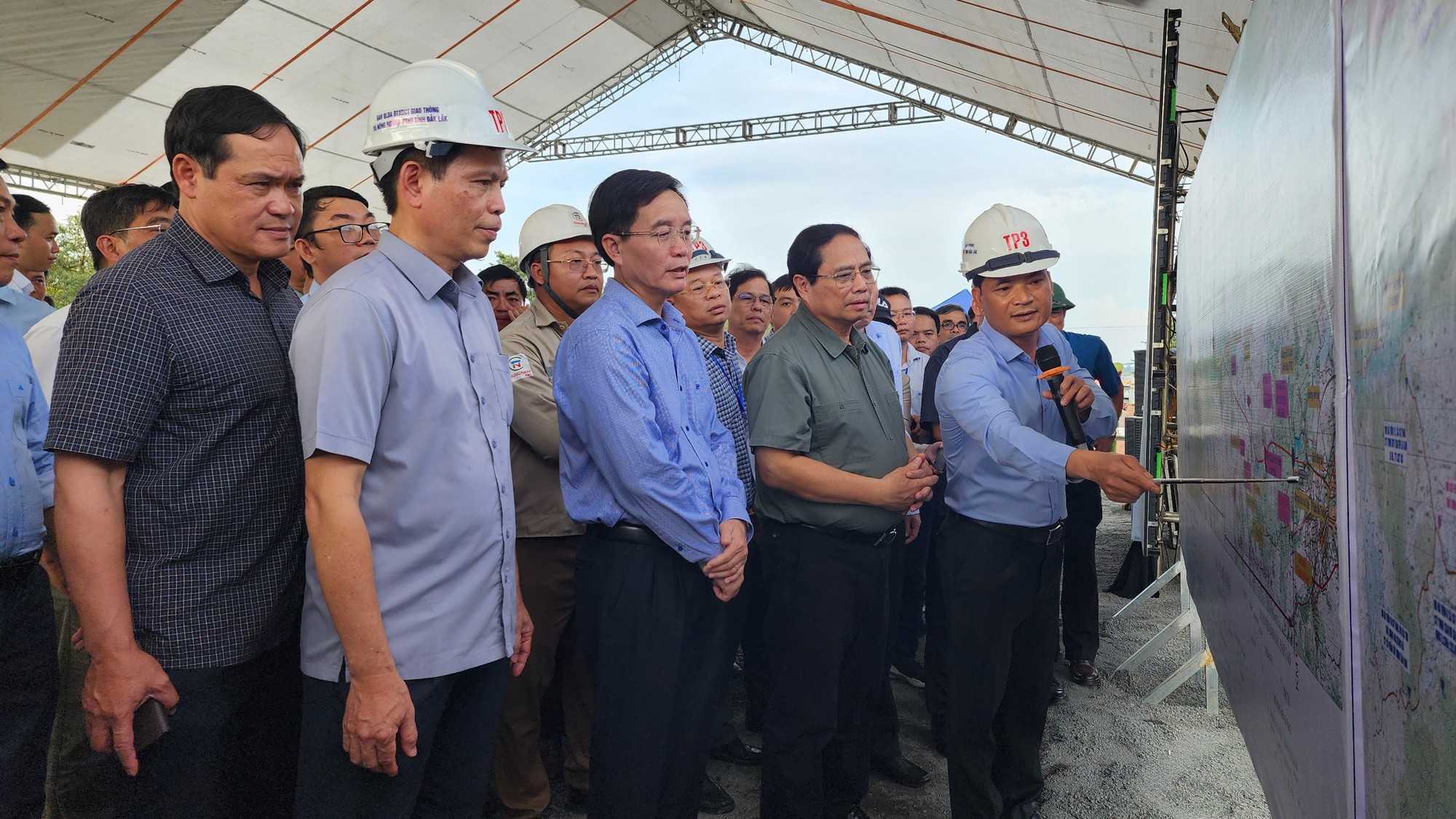 Thủ tướng kh&iacute;ch lệ tinh thần thi c&ocirc;ng vượt kh&oacute; tr&ecirc;n cao tốc Kh&aacute;nh H&ograve;a - Bu&ocirc;n Ma Thuột- Ảnh 2.