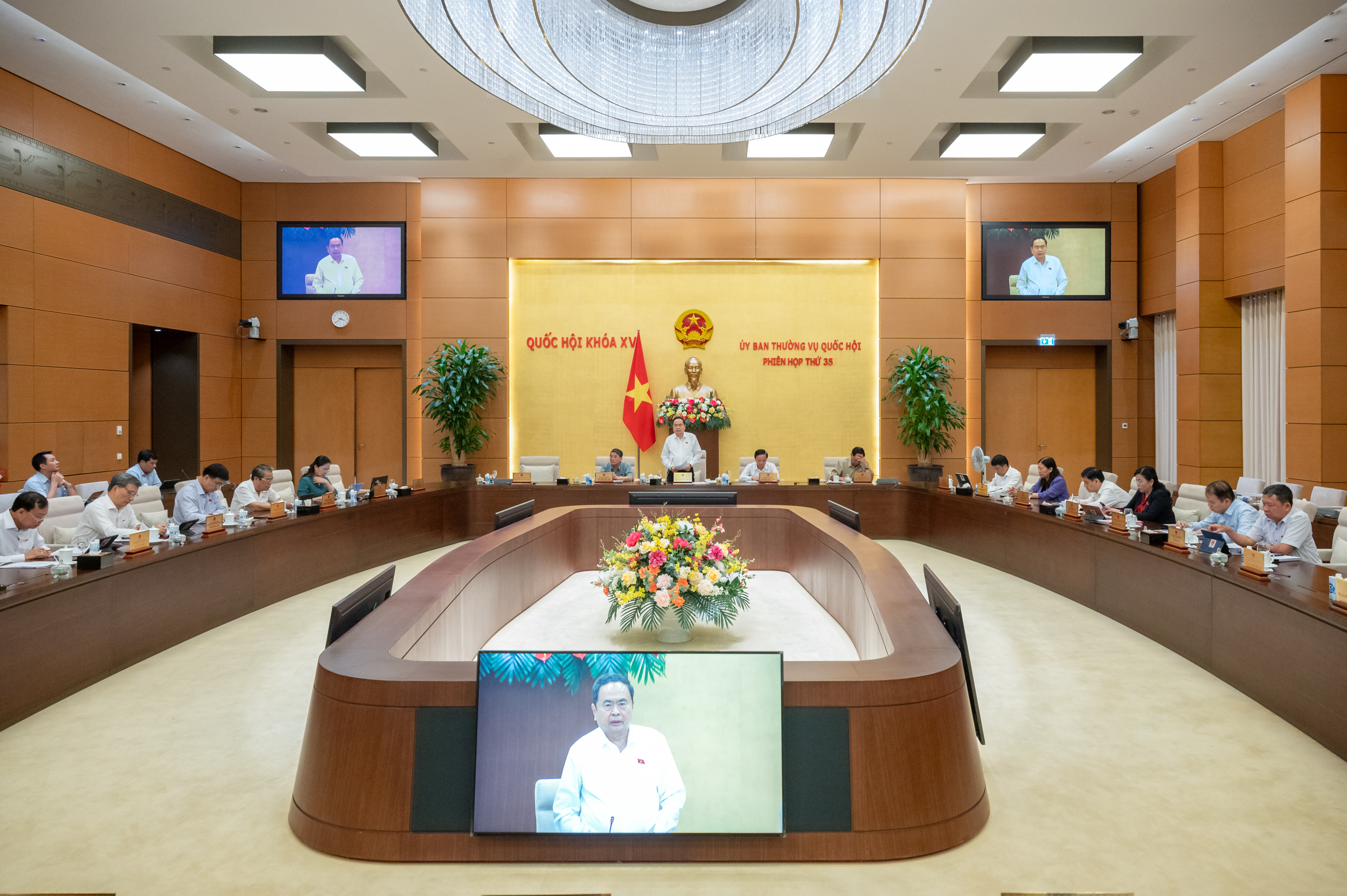 Ủy ban Thường vụ Quốc hội d&agrave;nh 1,5 ng&agrave;y chất vấn bộ trưởng, trưởng ng&agrave;nh- Ảnh 1.