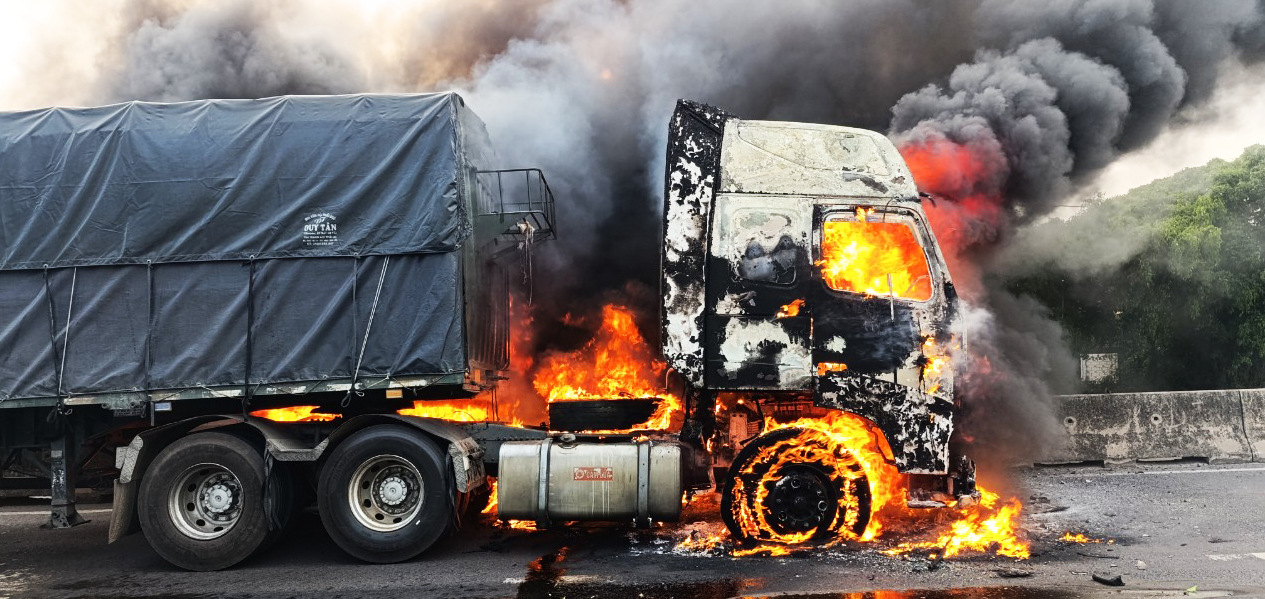 Lửa bốc cao tr&ugrave;m xe đầu k&eacute;o tr&ecirc;n quốc lộ 1- Ảnh 1.