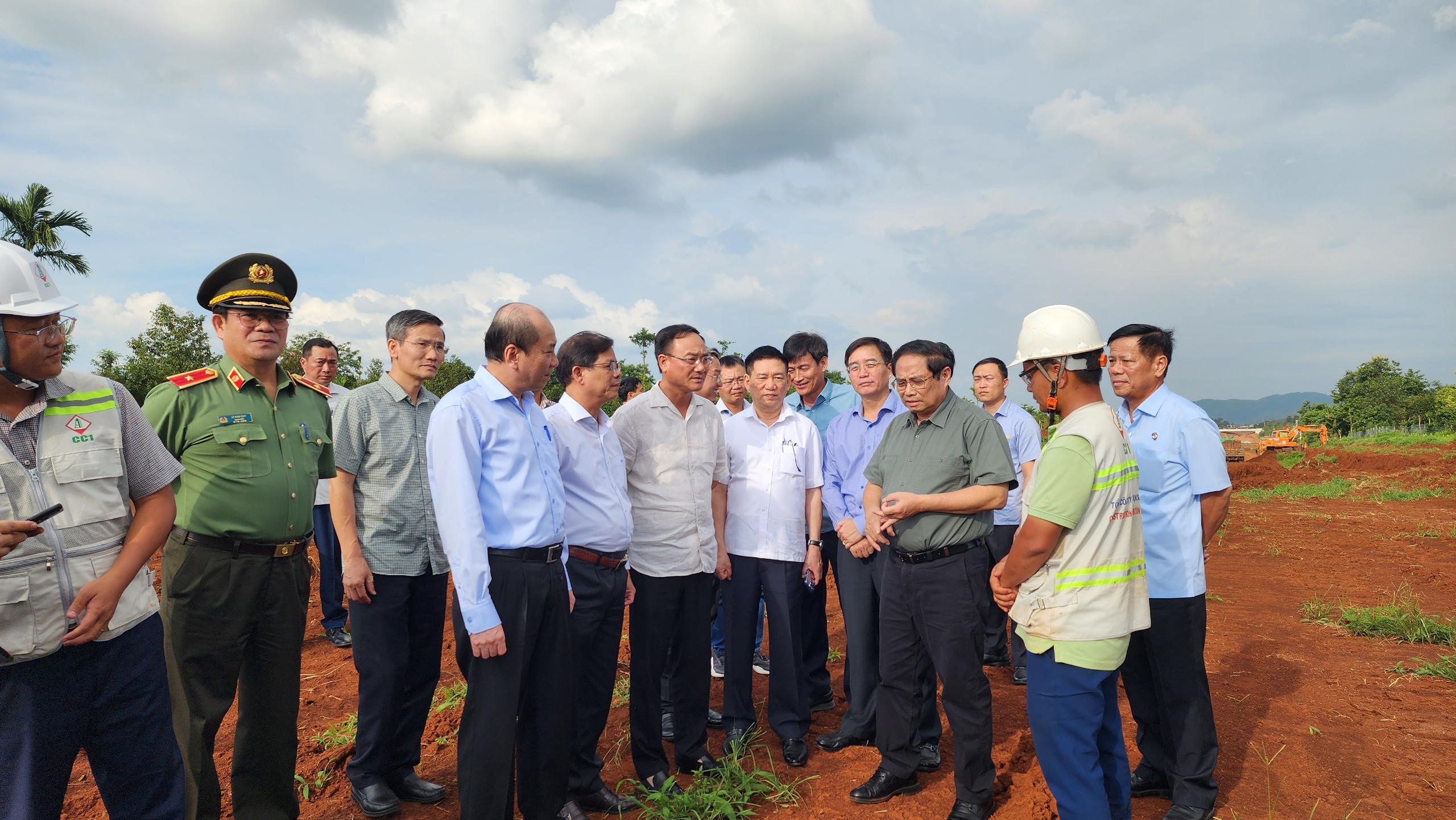 Thủ tướng kh&iacute;ch lệ tinh thần thi c&ocirc;ng vượt kh&oacute; tr&ecirc;n cao tốc Kh&aacute;nh H&ograve;a - Bu&ocirc;n Ma Thuột- Ảnh 5.