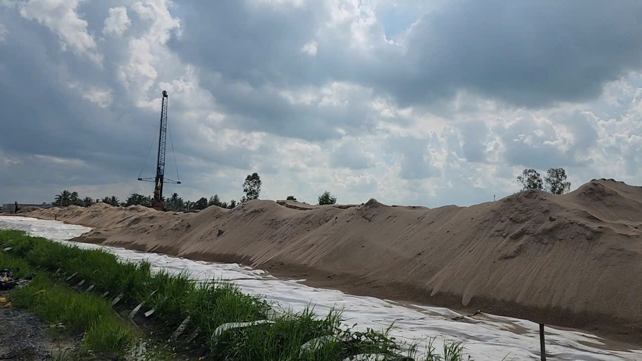 Vượt mưa, đua tiến độ trên công trường cao tốc Cần Thơ - Cà Mau- Ảnh 3. Vượt mưa, đua tiến độ trên công trường cao tốc Cần Thơ - Cà Mau- Ảnh 3.