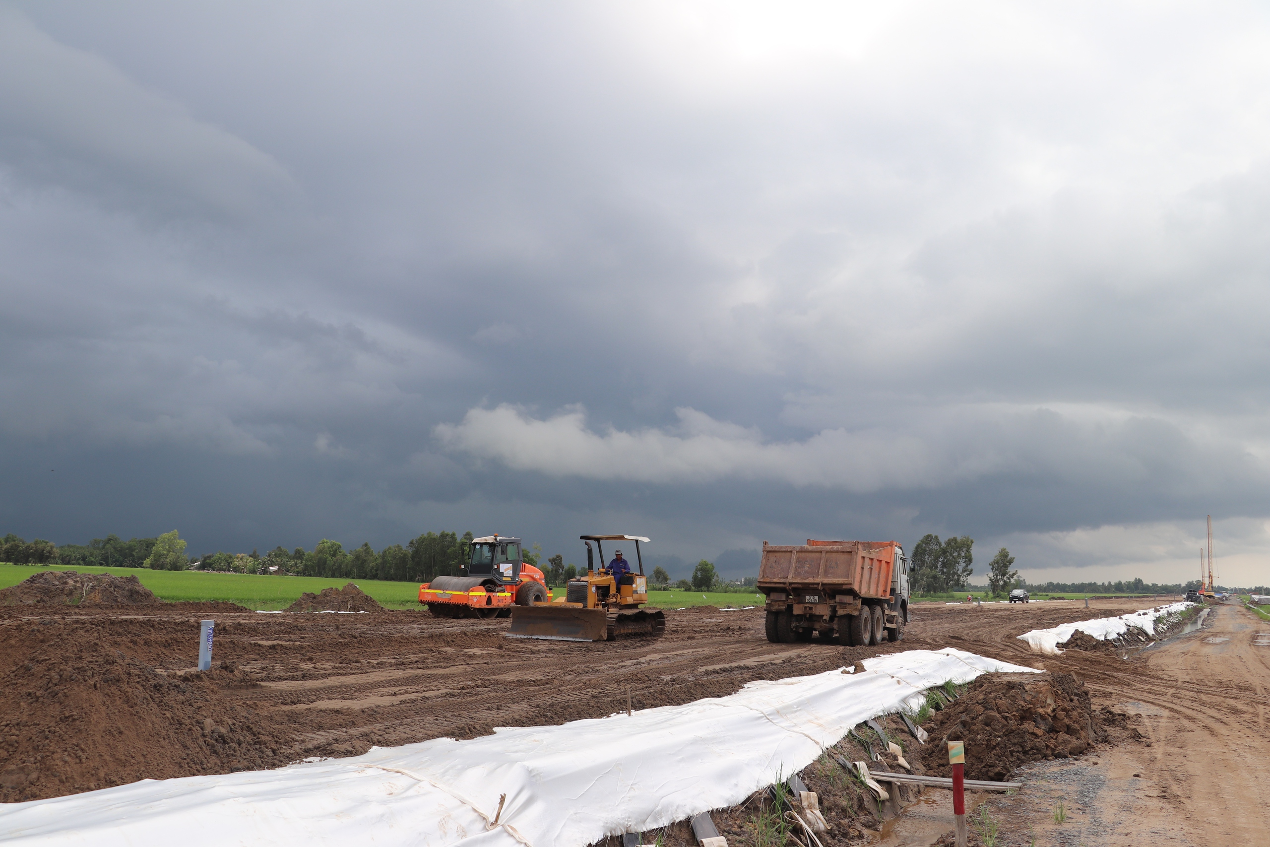 Vượt mưa, đua tiến độ trên công trường cao tốc Cần Thơ - Cà Mau- Ảnh 4. Vượt mưa, đua tiến độ trên công trường cao tốc Cần Thơ - Cà Mau- Ảnh 4.