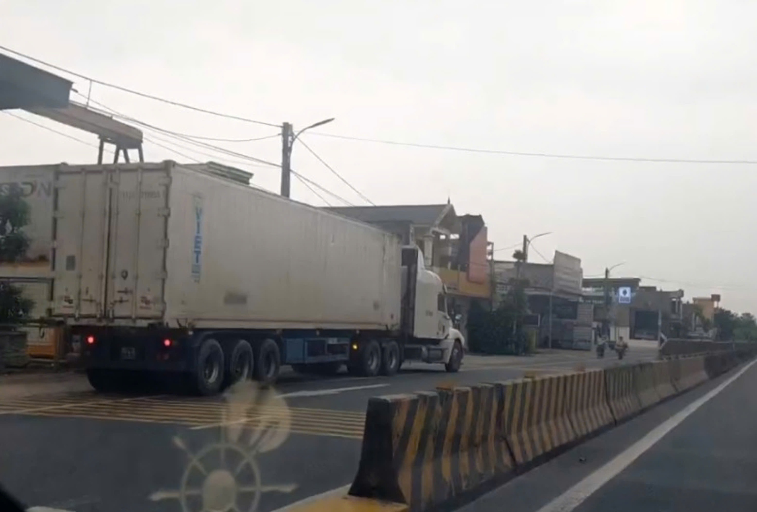 T&agrave;i xế xe container đi ngược chiều tr&ecirc;n quốc lộ 10 bị phạt 5 triệu đồng, tước GPLX- Ảnh 1.