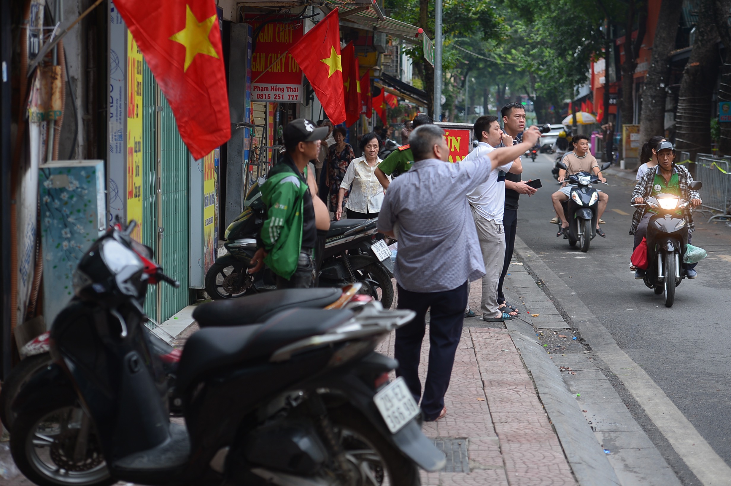 Hoang tàn tại quán bar bị cháy ở Phó Đức Chính, khói vẫn âm ỉ- Ảnh 8. Hoang tàn tại quán bar bị cháy ở Phó Đức Chính, khói vẫn âm ỉ- Ảnh 8.