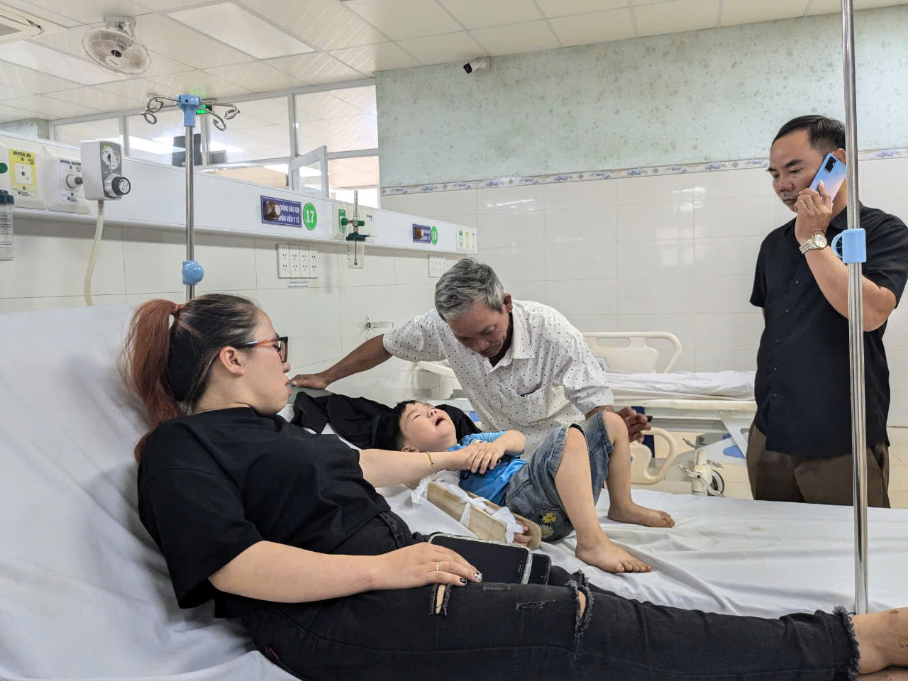 Gia Lai: Xe kh&aacute;ch lật sau va chạm với m&ocirc; t&ocirc; sang đường, nhiều người bị thương- Ảnh 2.