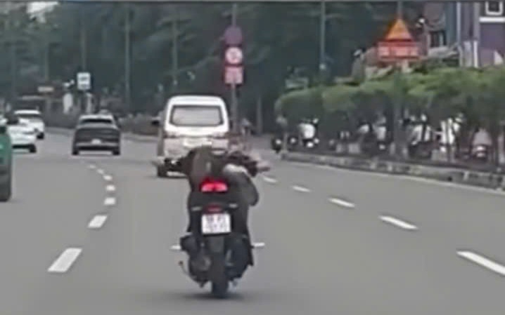 Hai thanh ni&ecirc;n nằm d&agrave;i, điều khiển xe m&aacute;y lượn l&aacute;ch tr&ecirc;n đường