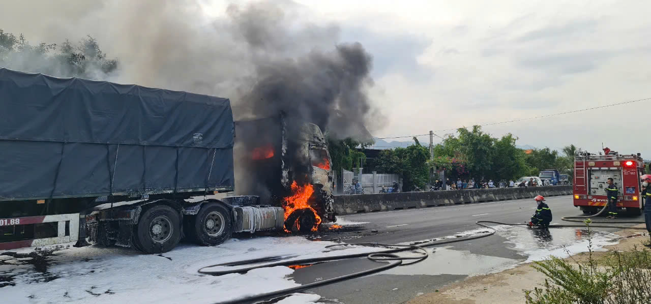 Lửa bốc cao tr&ugrave;m xe đầu k&eacute;o tr&ecirc;n quốc lộ 1- Ảnh 2.