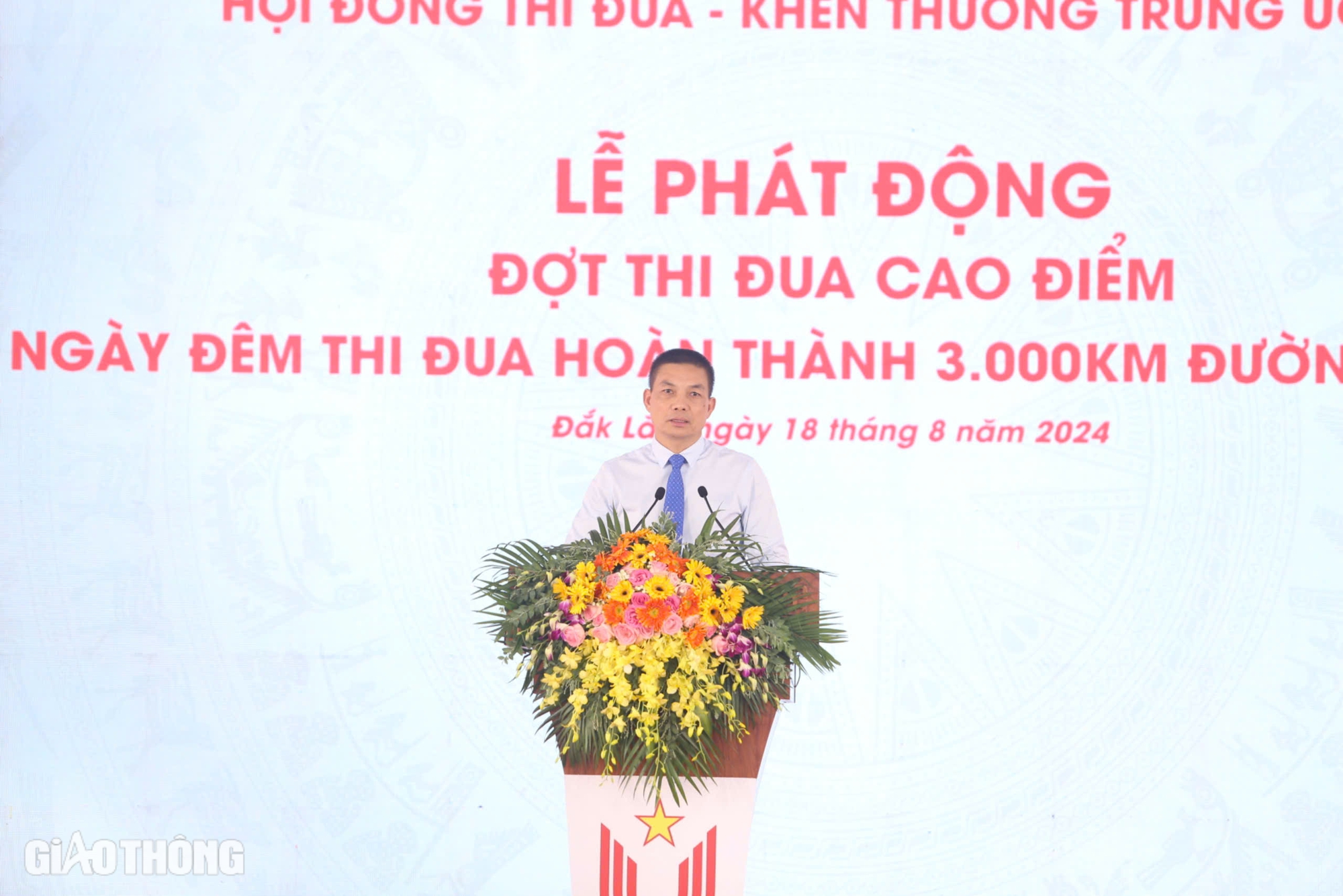Tại lễ ph&aacute;t động thi đua l&agrave;m cao tốc, nh&agrave; thầu Sơn Hải đề đạt 2 việc, Thủ tướng quyết ngay- Ảnh 2.