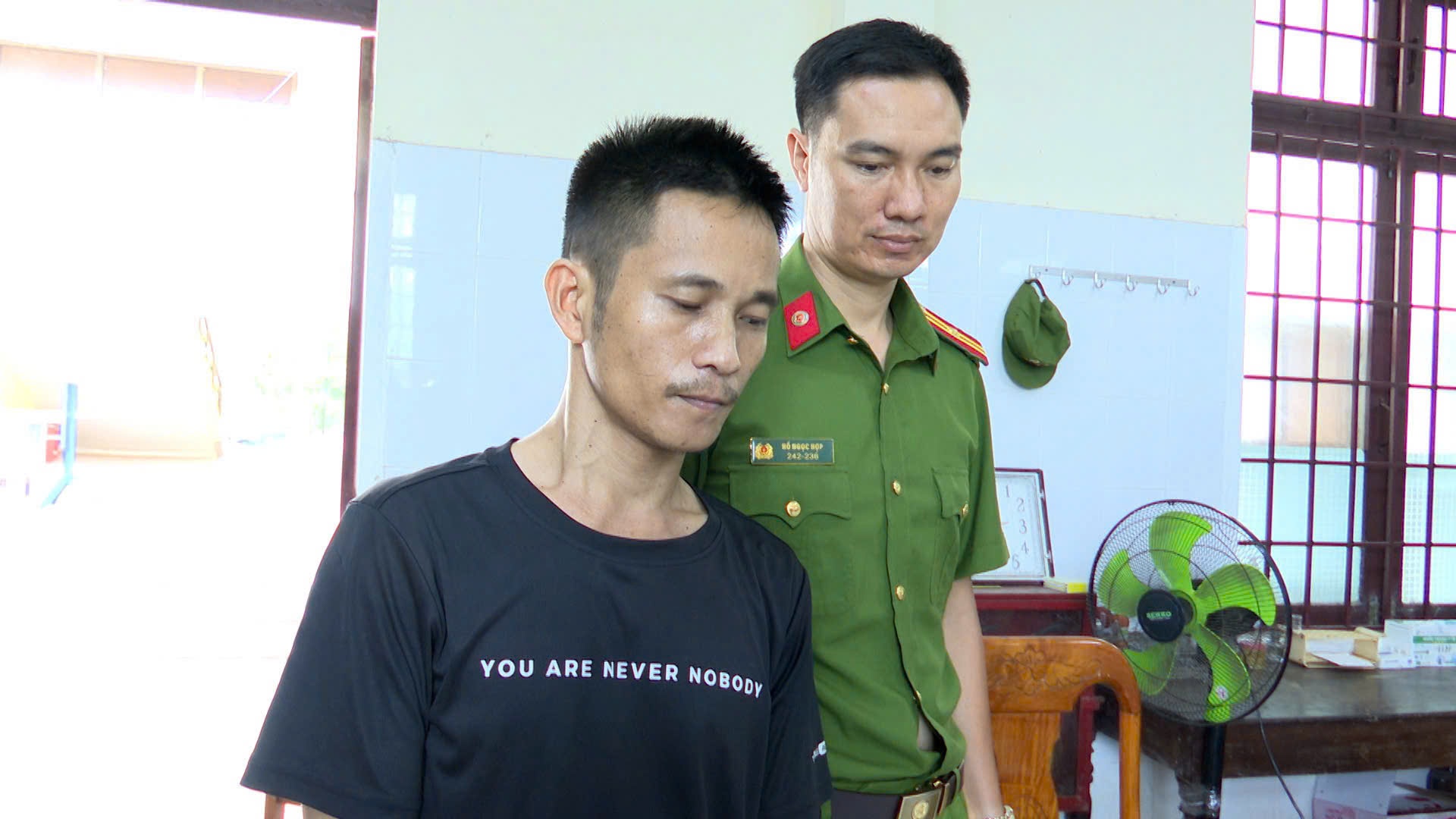 CSGT Quảng Trị bắt đối tượng t&agrave;ng trữ 5.000 vi&ecirc;n ma t&uacute;y- Ảnh 1.