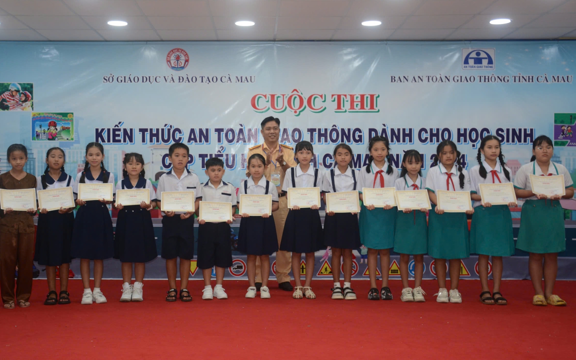 Trao giải cuộc thi kiến thức ATGT cấp tiểu học ở C&agrave; Mau