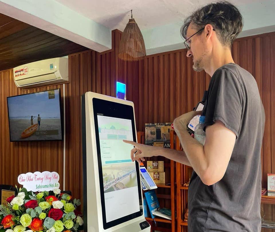 Mở cổng thanh to&aacute;n thẻ quốc tế, kh&aacute;ch nước ngo&agrave;i dễ d&agrave;ng mua v&eacute; t&agrave;u- Ảnh 1.