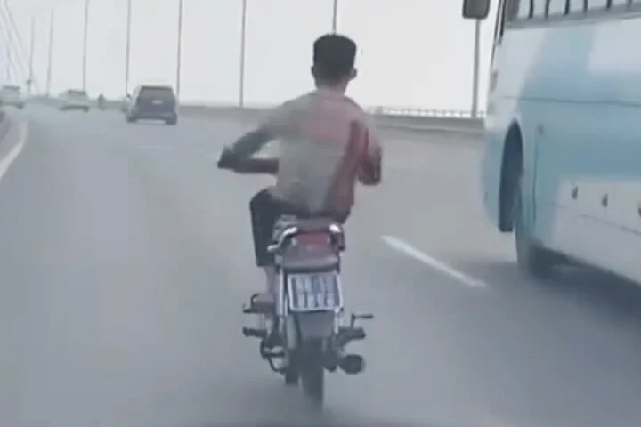 X&aacute;c minh clip thanh ni&ecirc;n đi xe m&aacute;y biển xanh "l&agrave;m xiếc" tr&ecirc;n cầu Nhật T&acirc;n- Ảnh 1.