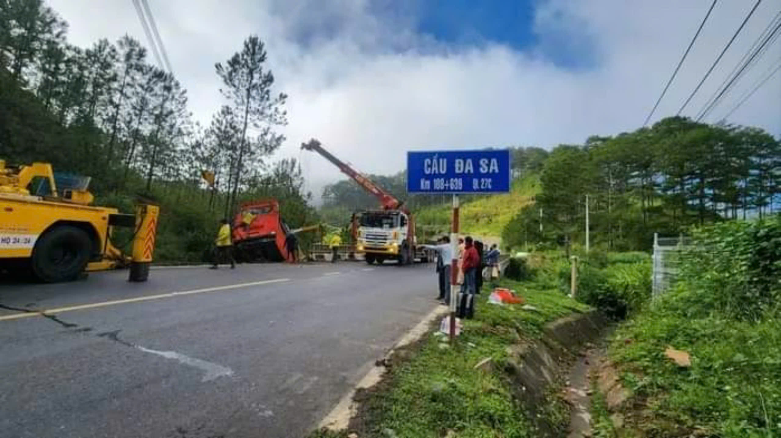 Xe giường nằm chở 11 khách bất ngờ lao xuống bờ suối ở Lâm Đồng- Ảnh 2. Xe giường nằm chở 11 khách bất ngờ lao xuống bờ suối ở Lâm Đồng- Ảnh 2.