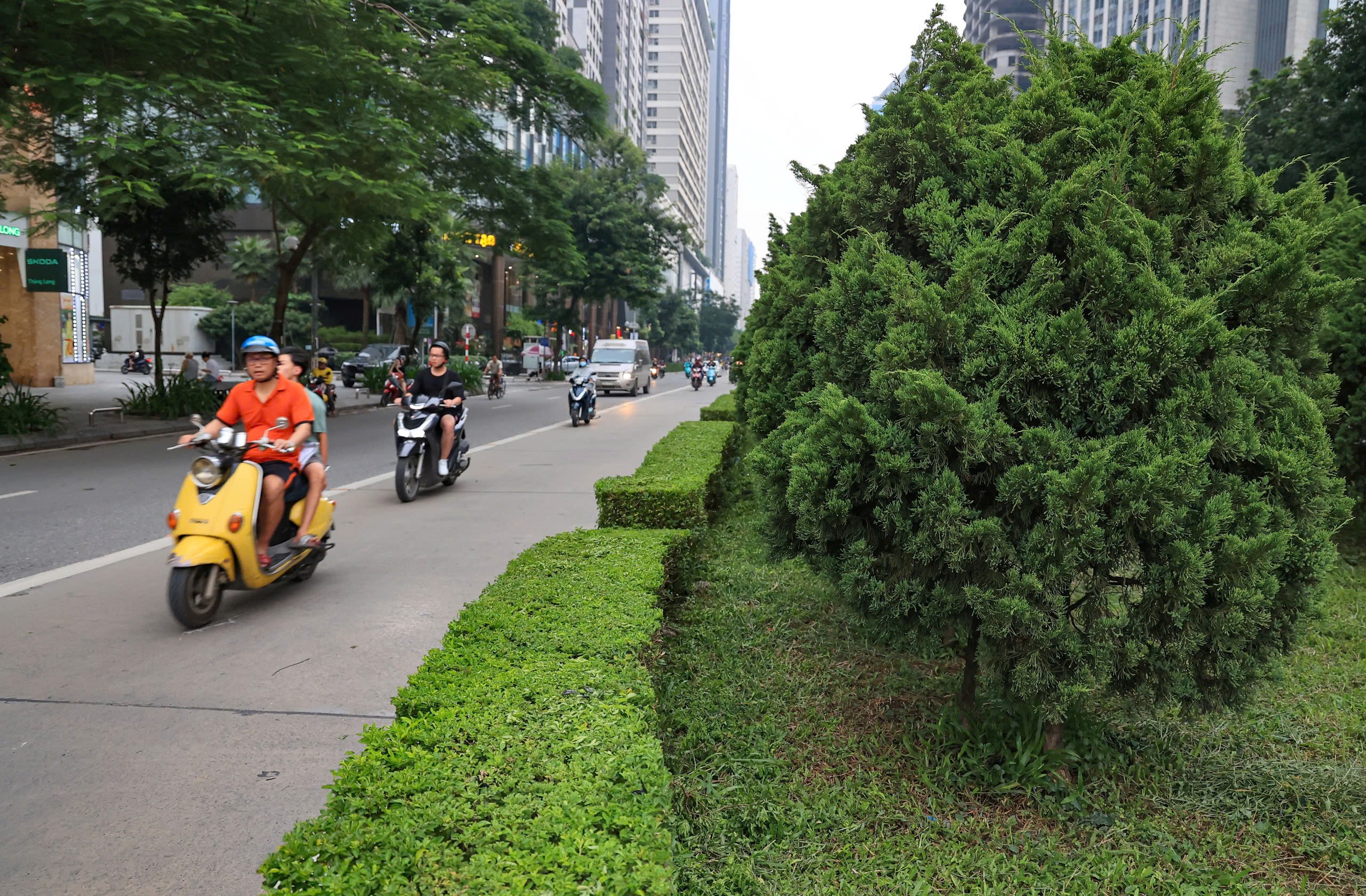 Hiện trạng c&aacute;c tuyến đường sắp được H&agrave; Nội chi cả trăm tỷ đồng x&eacute;n vỉa h&egrave;, dải ph&acirc;n c&aacute;ch- Ảnh 5.